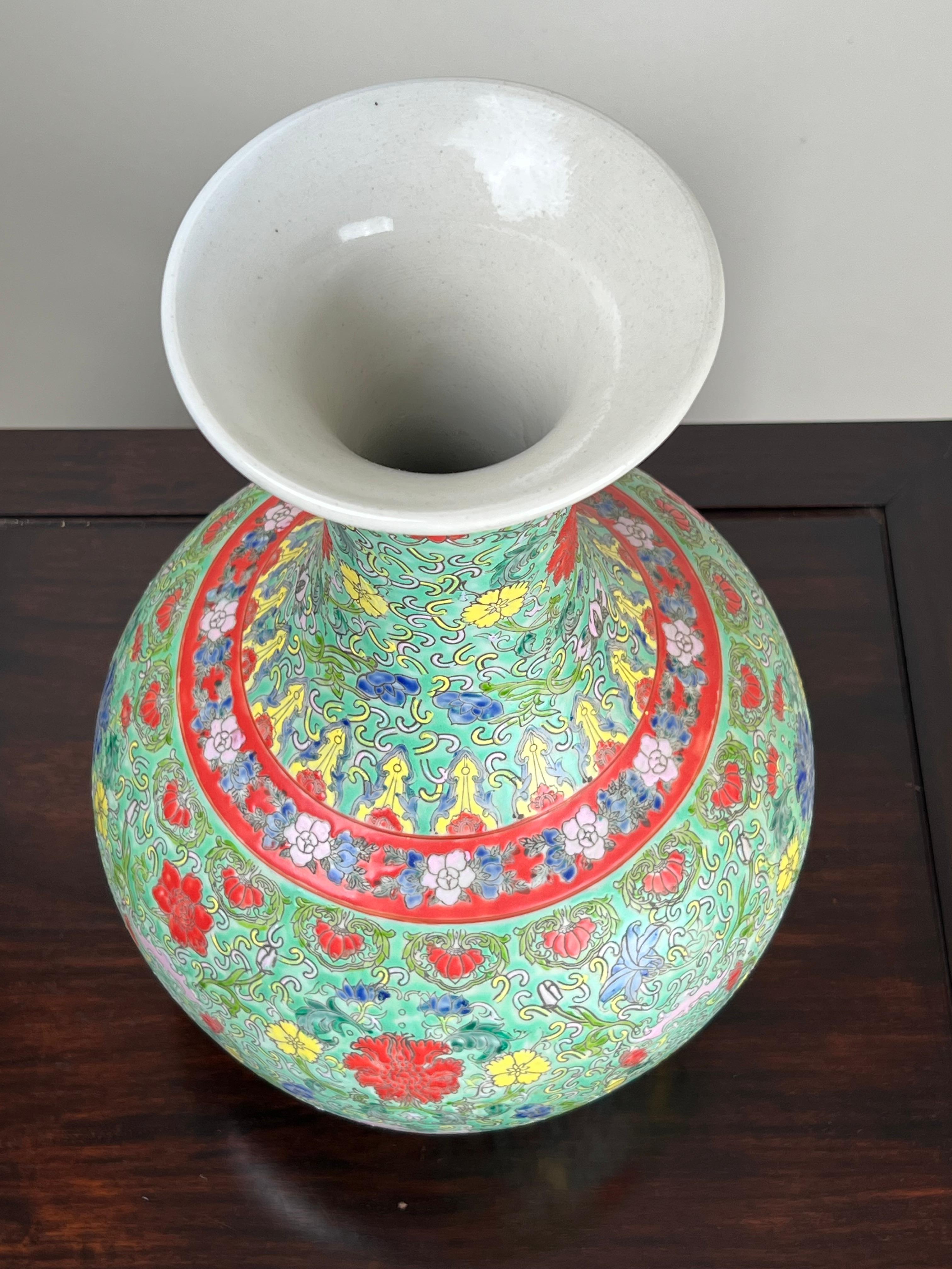 Antico vaso di porcellana cinese Famille Rose della dinastia Qing con marchio Qianlong in vendita 3