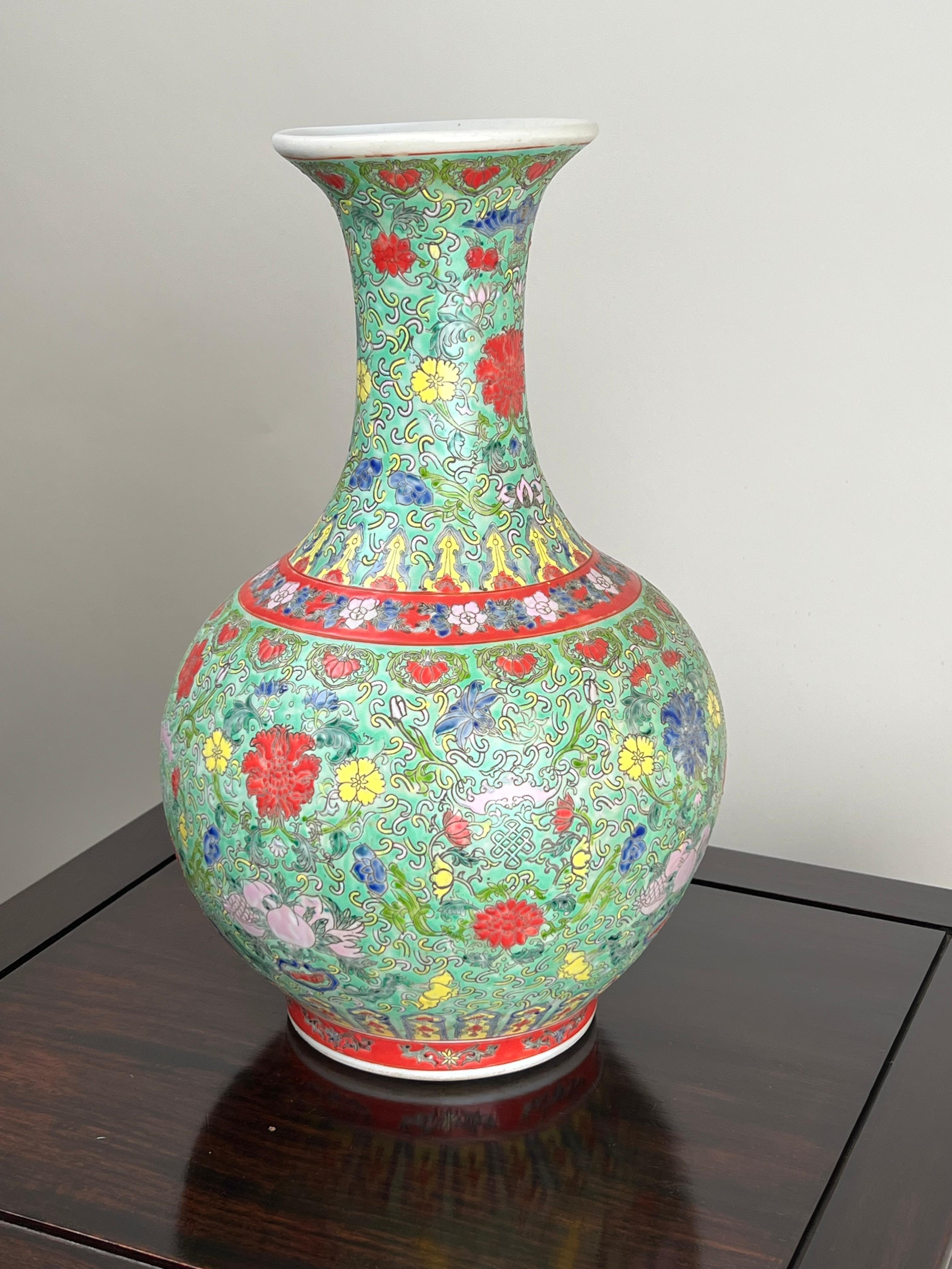Antico vaso di porcellana cinese Famille Rose della dinastia Qing con marchio Qianlong in vendita 4