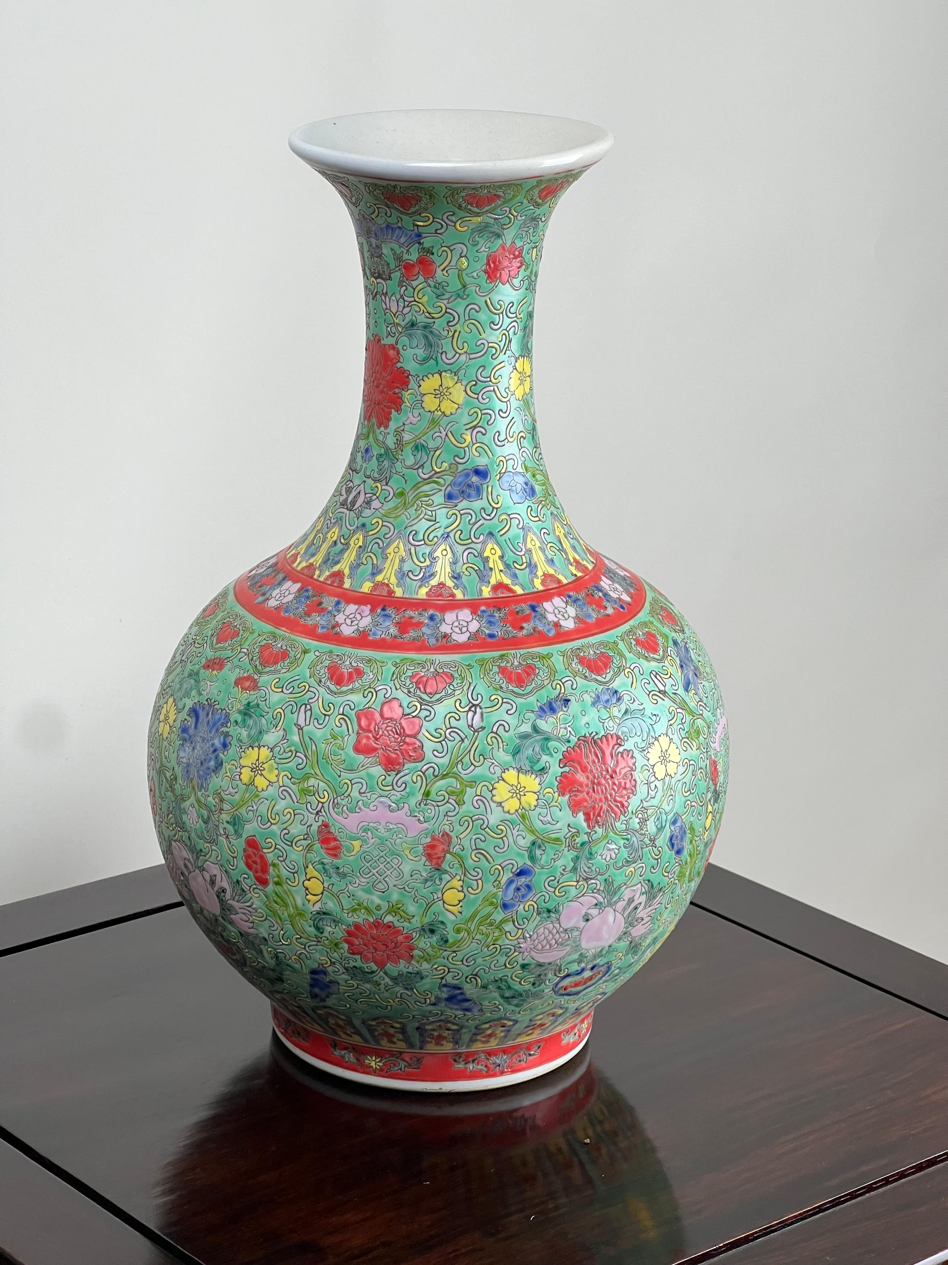 Antico vaso di porcellana cinese Famille Rose della dinastia Qing con marchio Qianlong in vendita 5