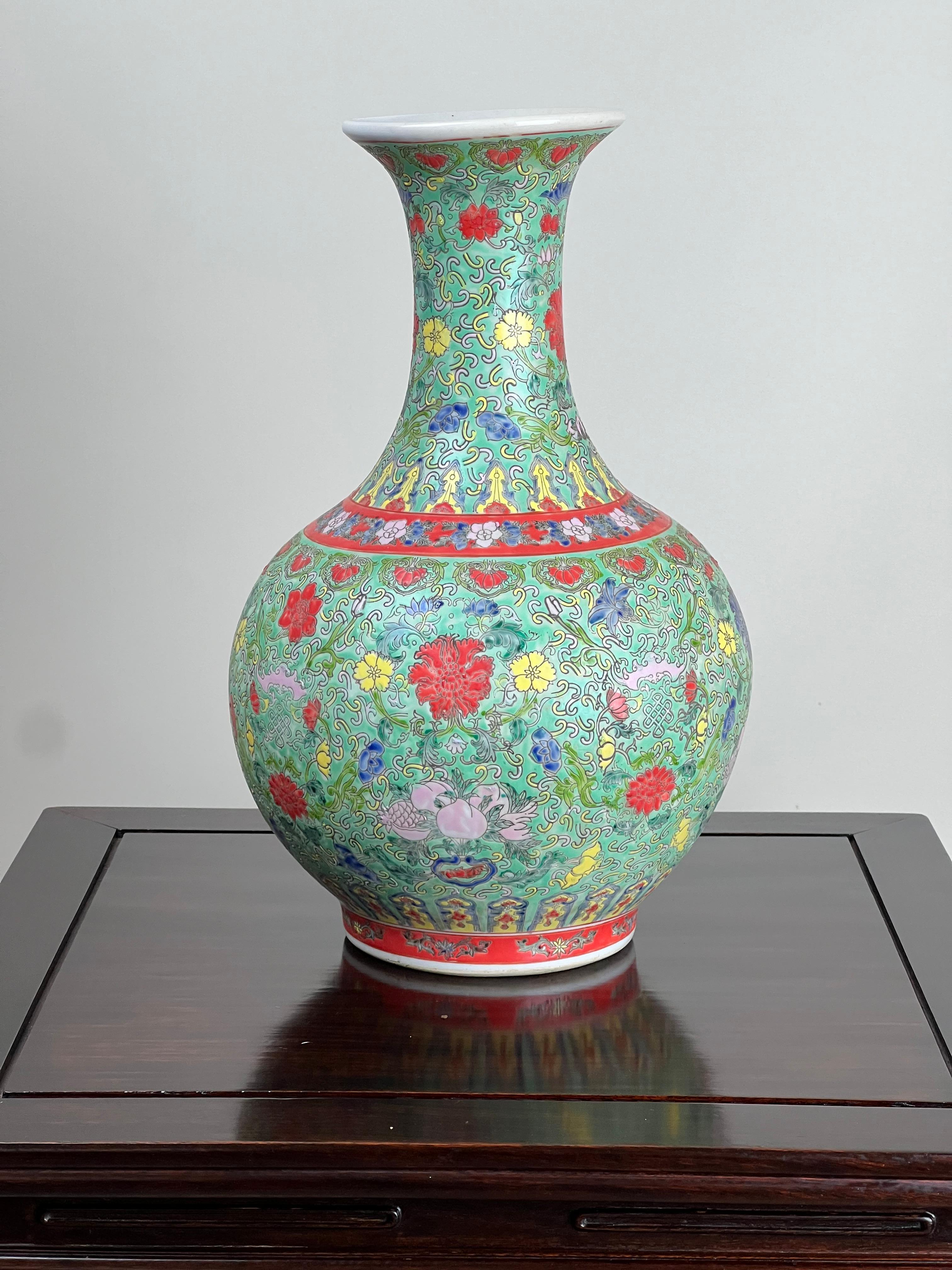 Questo antico vaso in porcellana famille rose della dinastia Qing rappresenta l'eleganza e la maestria delle tradizioni decorative cinesi. La forma è caratterizzata da un corpo arrotondato che si eleva con grazia in un collo sottile, una forma a