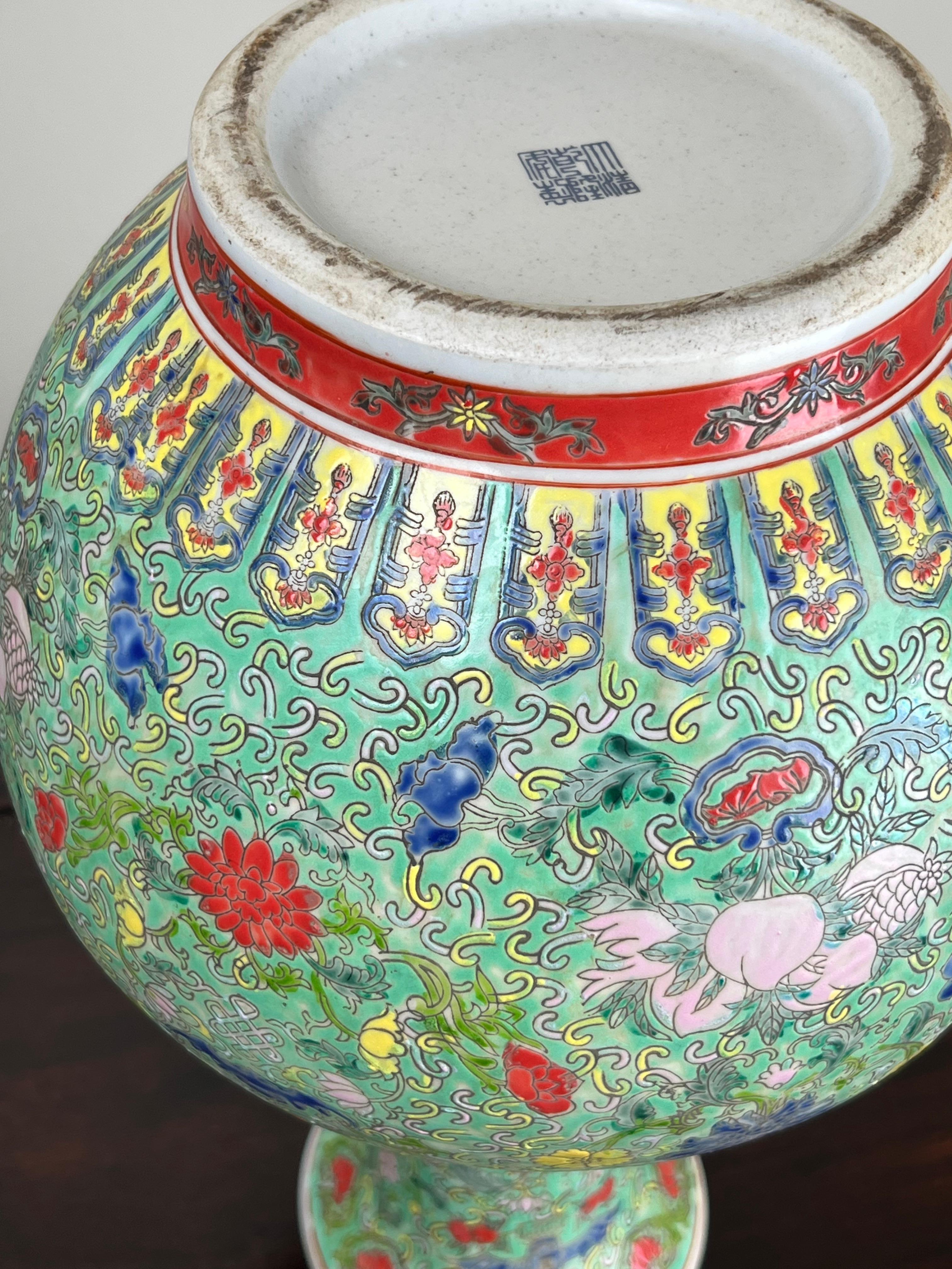 Cinese Antico vaso di porcellana cinese Famille Rose della dinastia Qing con marchio Qianlong in vendita