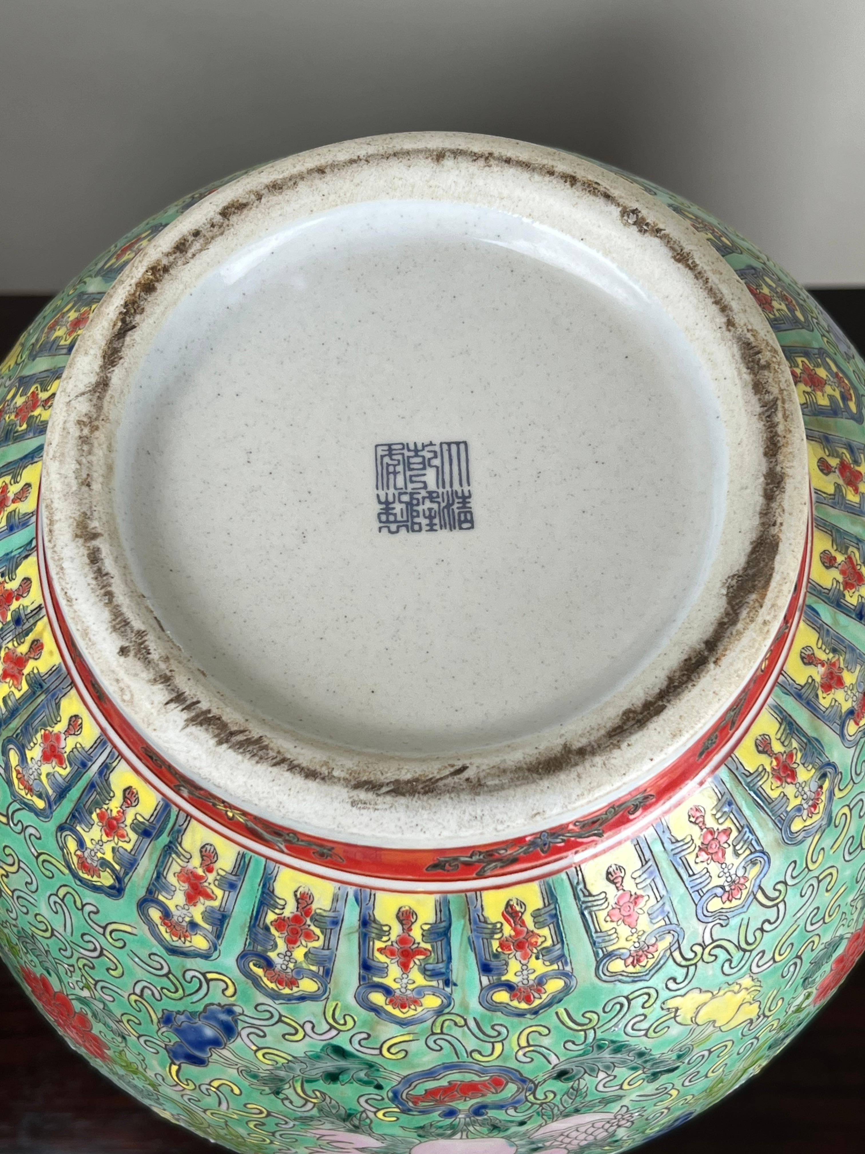 Antico vaso di porcellana cinese Famille Rose della dinastia Qing con marchio Qianlong In condizioni buone in vendita a Westfield, MA