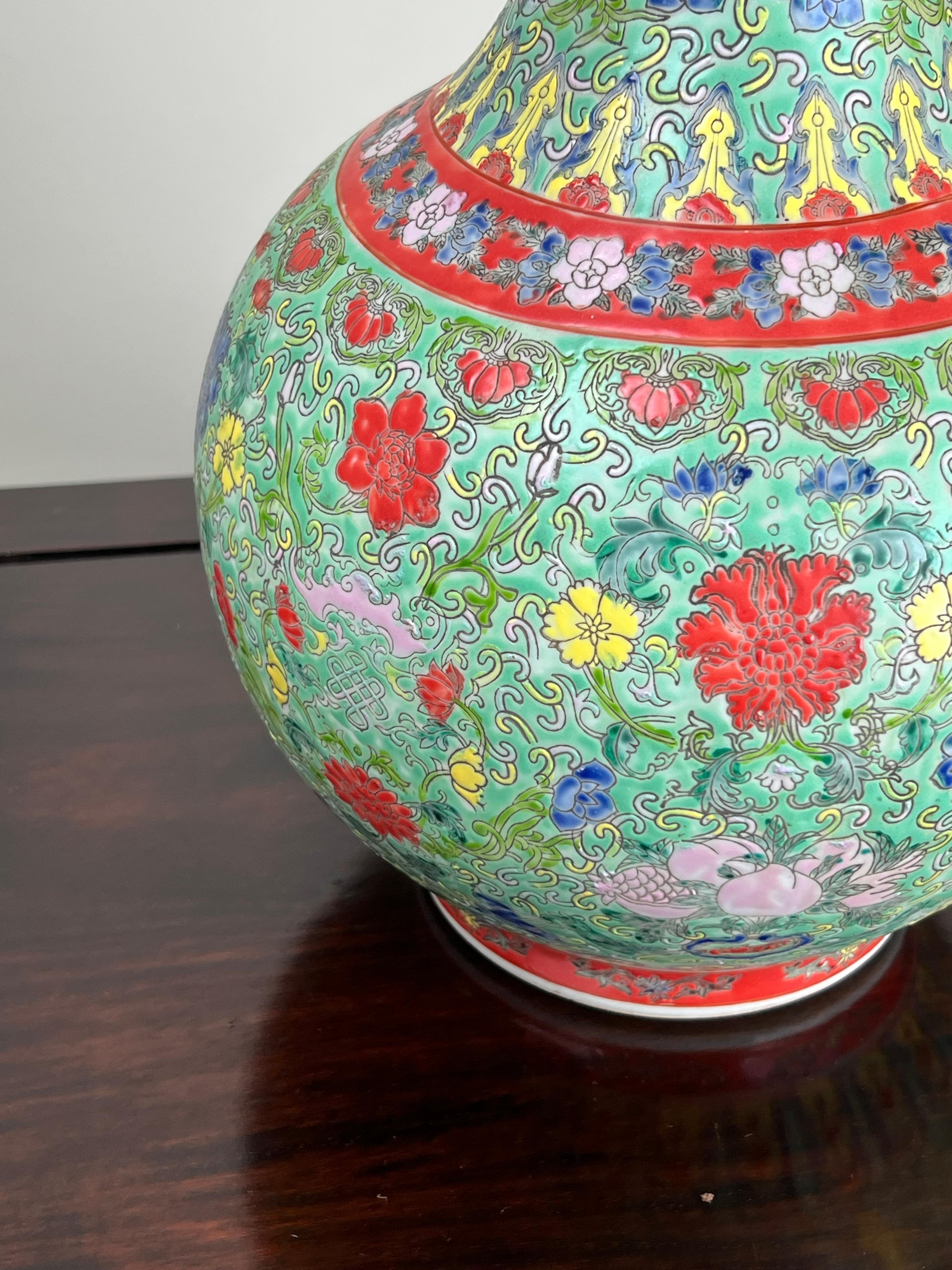 XIX secolo Antico vaso di porcellana cinese Famille Rose della dinastia Qing con marchio Qianlong in vendita
