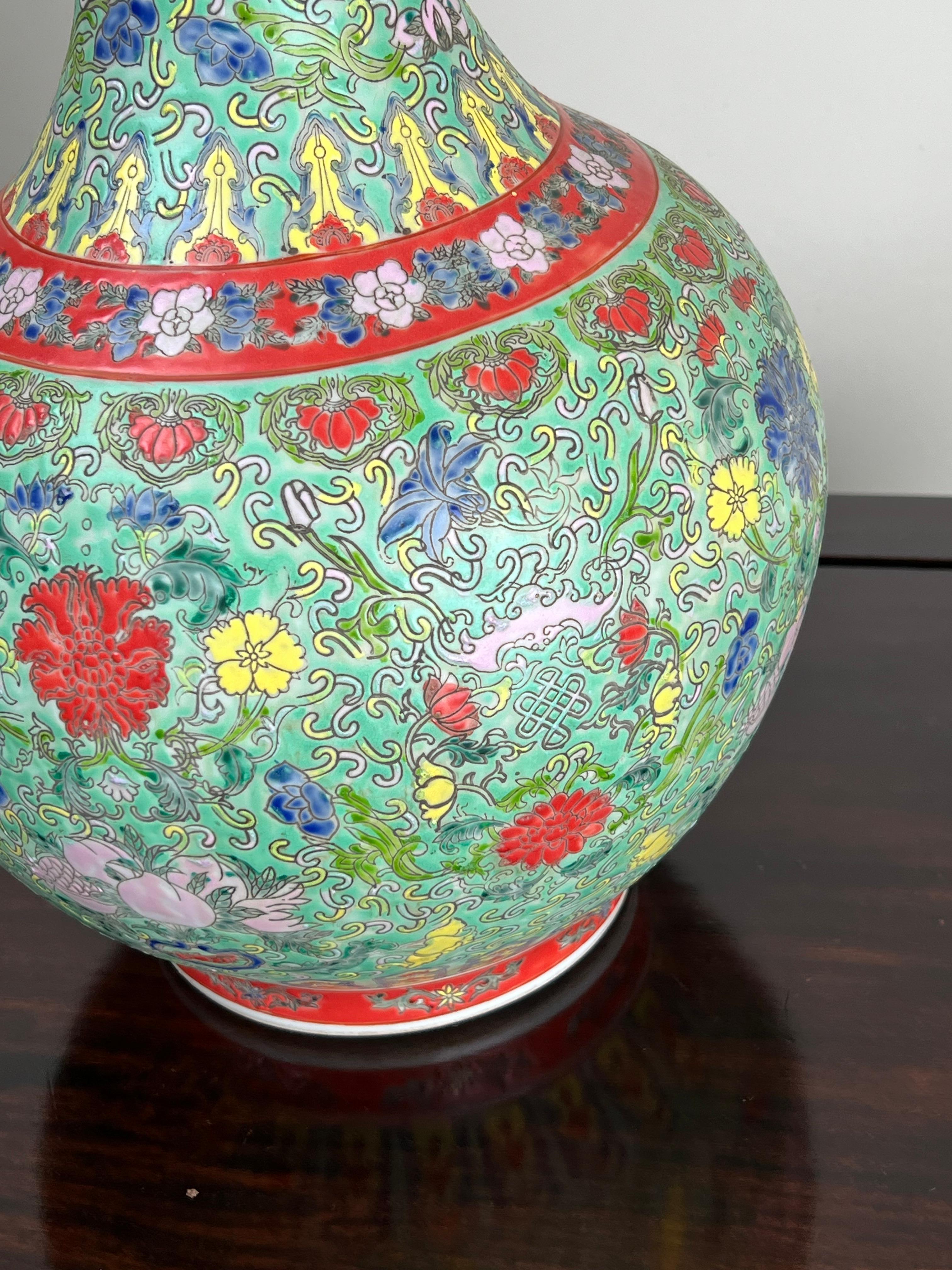 Porcellana Antico vaso di porcellana cinese Famille Rose della dinastia Qing con marchio Qianlong in vendita
