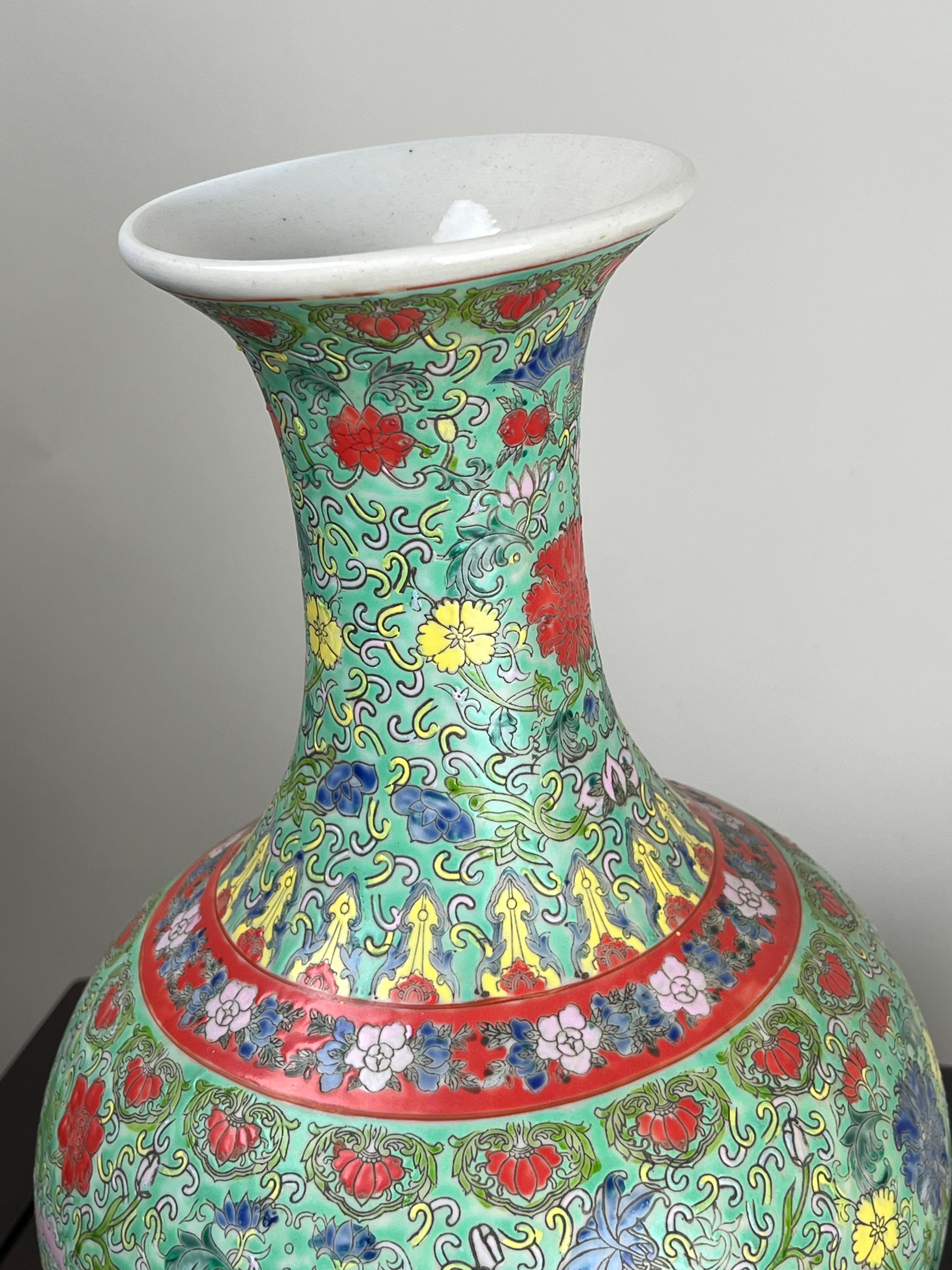 Antico vaso di porcellana cinese Famille Rose della dinastia Qing con marchio Qianlong in vendita 1