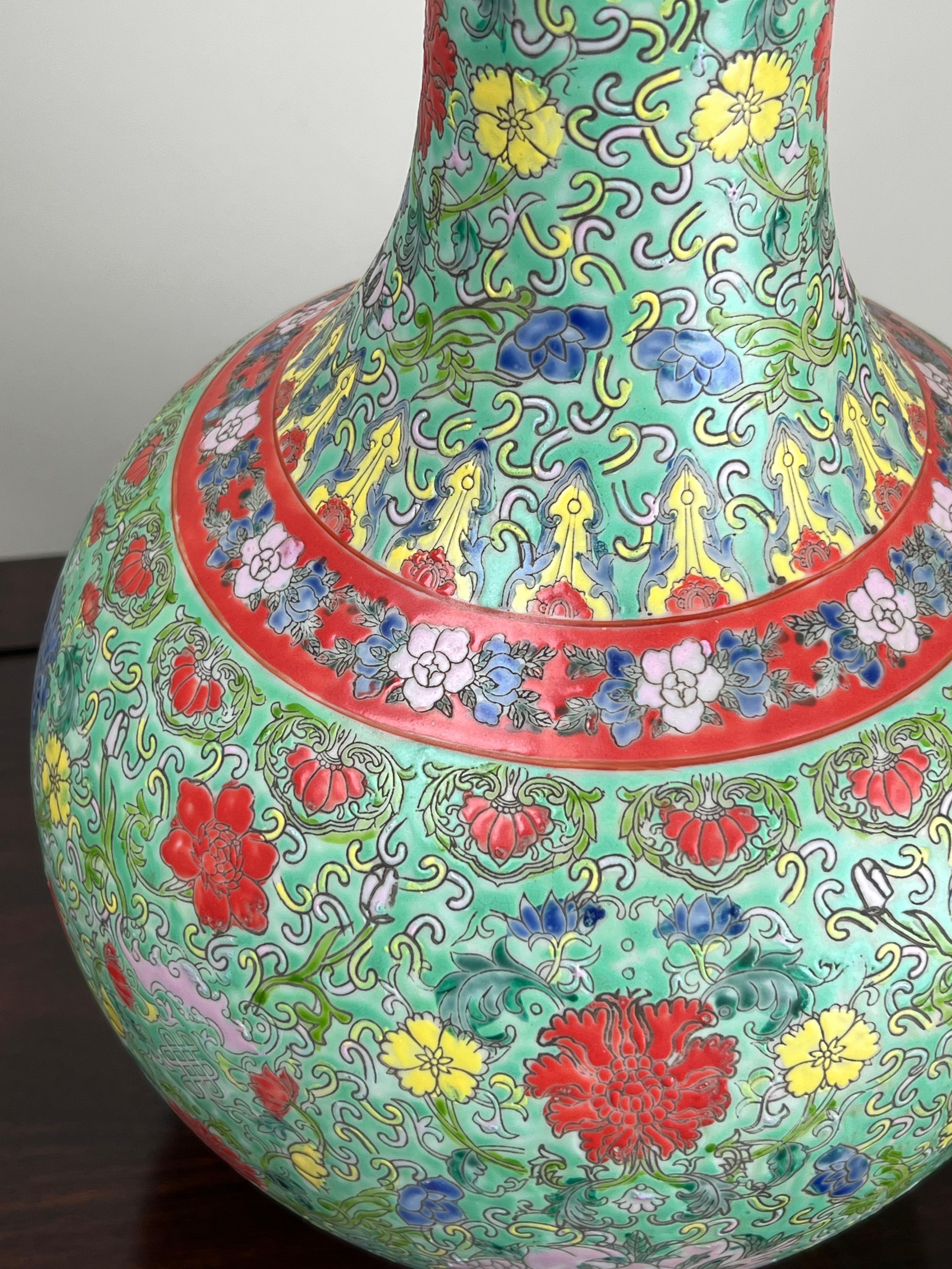 Antico vaso di porcellana cinese Famille Rose della dinastia Qing con marchio Qianlong in vendita 2
