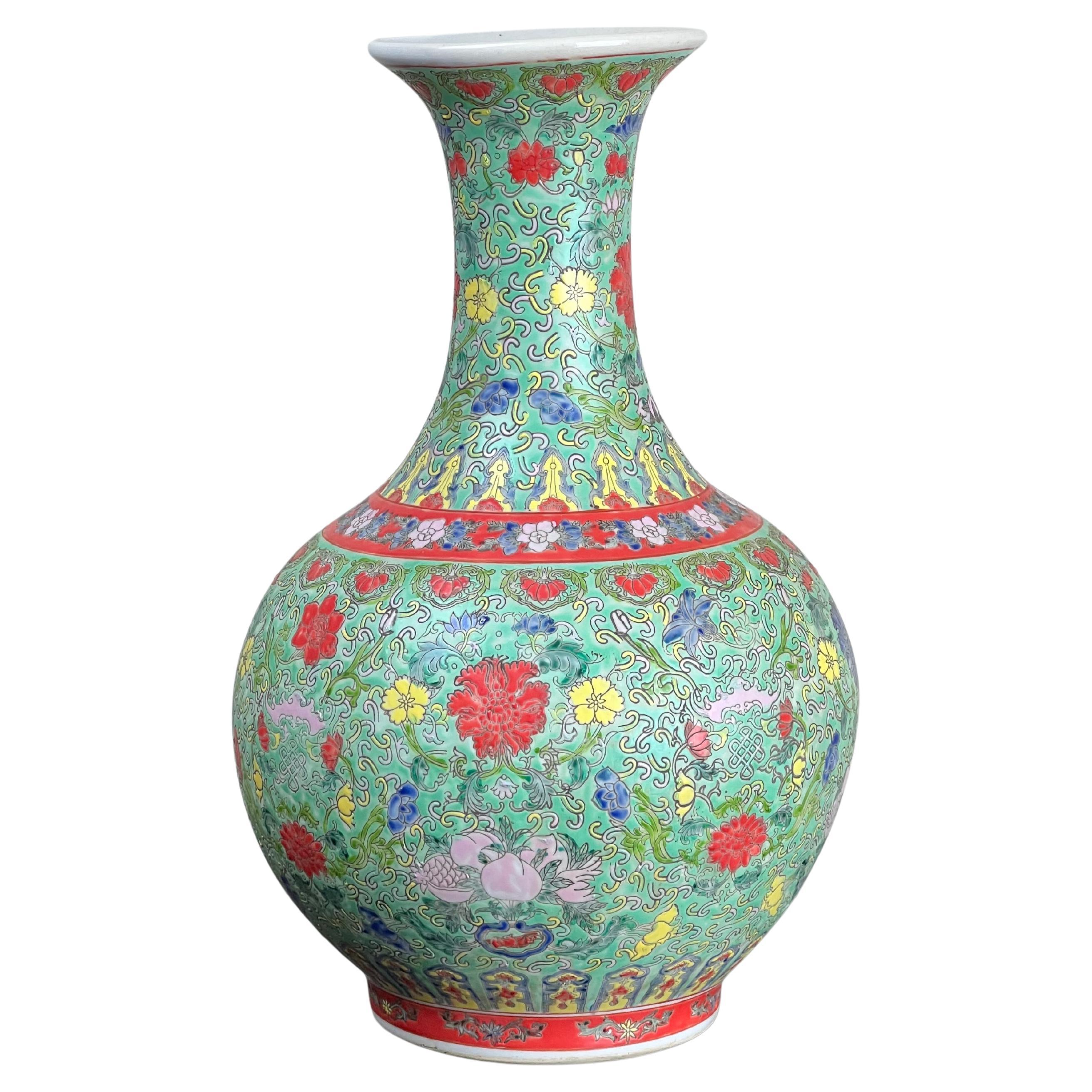 Antico vaso di porcellana cinese Famille Rose della dinastia Qing con marchio Qianlong in vendita