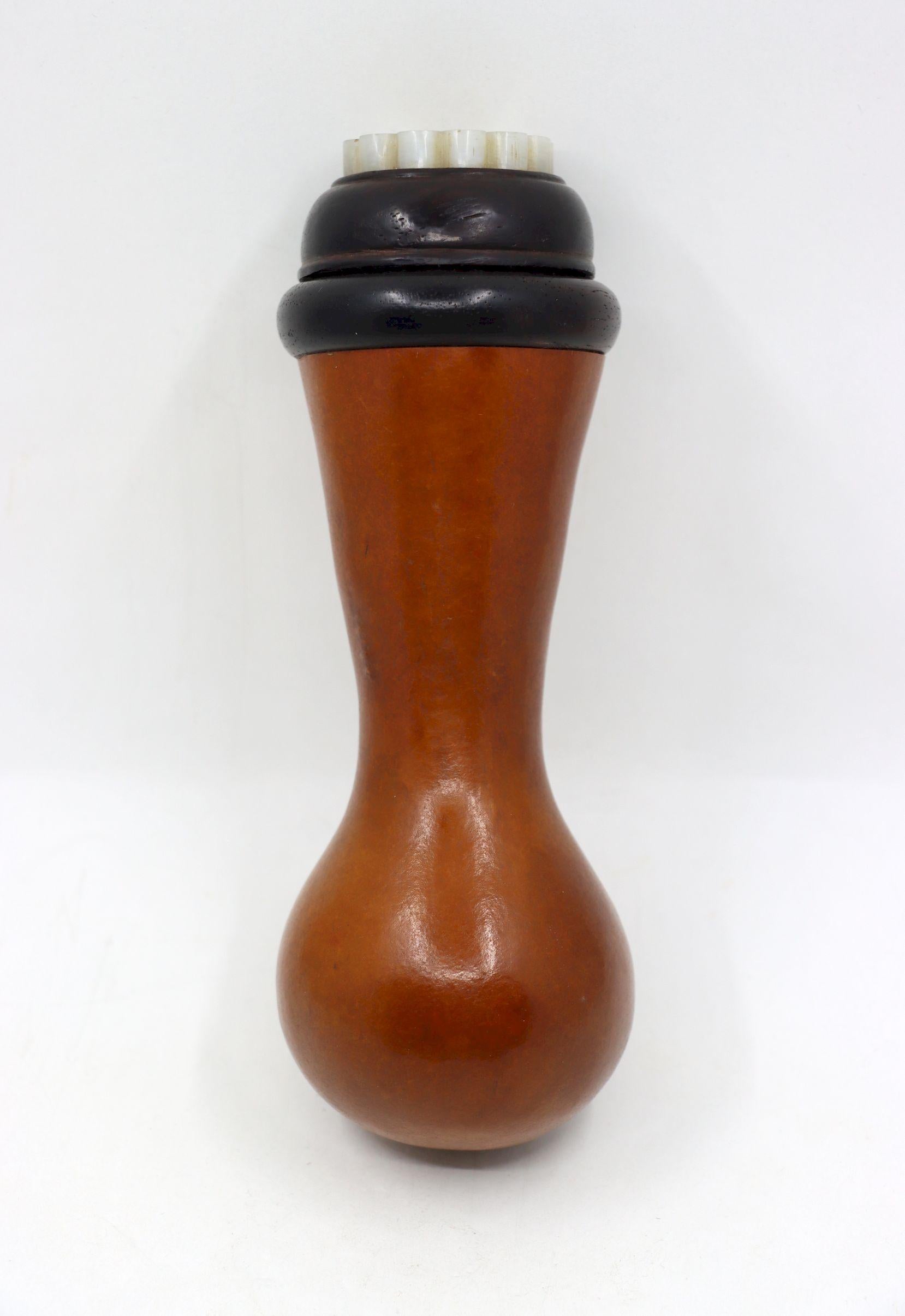 Antico vaso da grillo in zucca della dinastia Qing Dinastia Ming Placca di giada bianca

Dimensioni approssimative:
15 cm (altezza) 
3,5 cm (diametro del coperchio)
47,8 grammi di peso.