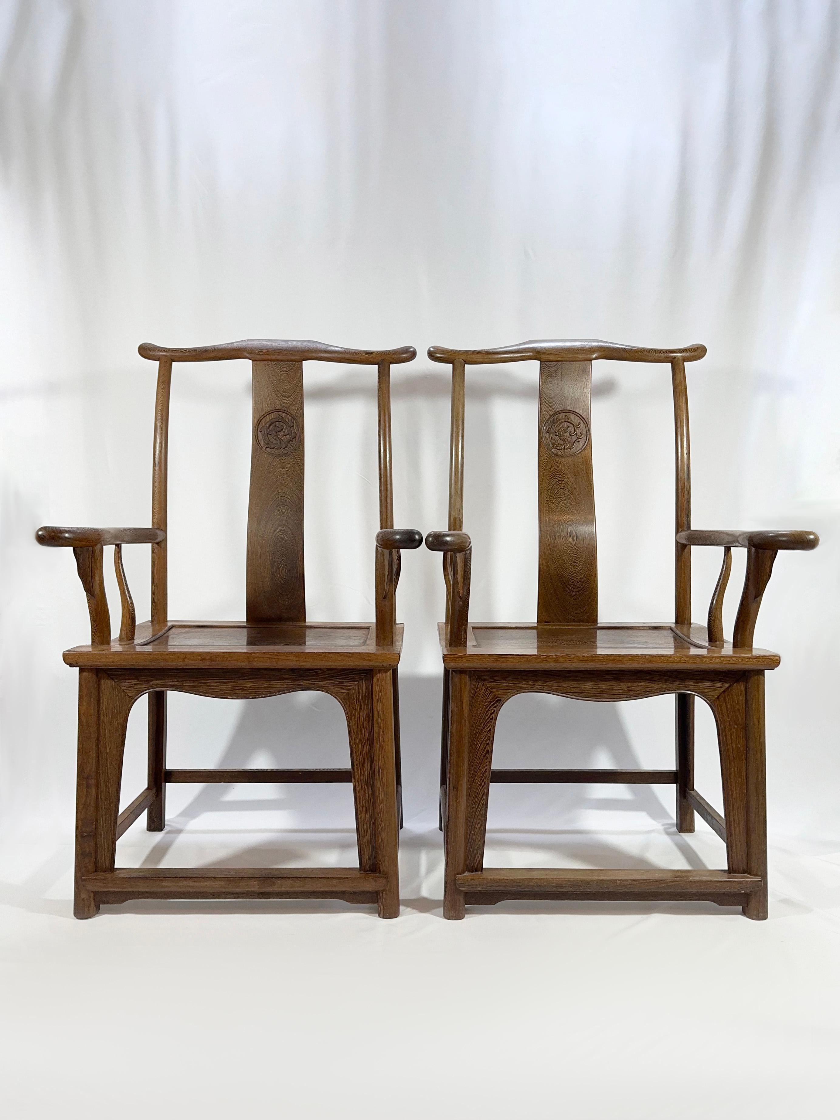 Antike, chinesische, handgeschnitzte Stühle mit Yoke-Rückenlehne aus exotischem Holz – Paar – Qing-Ära im Angebot 5