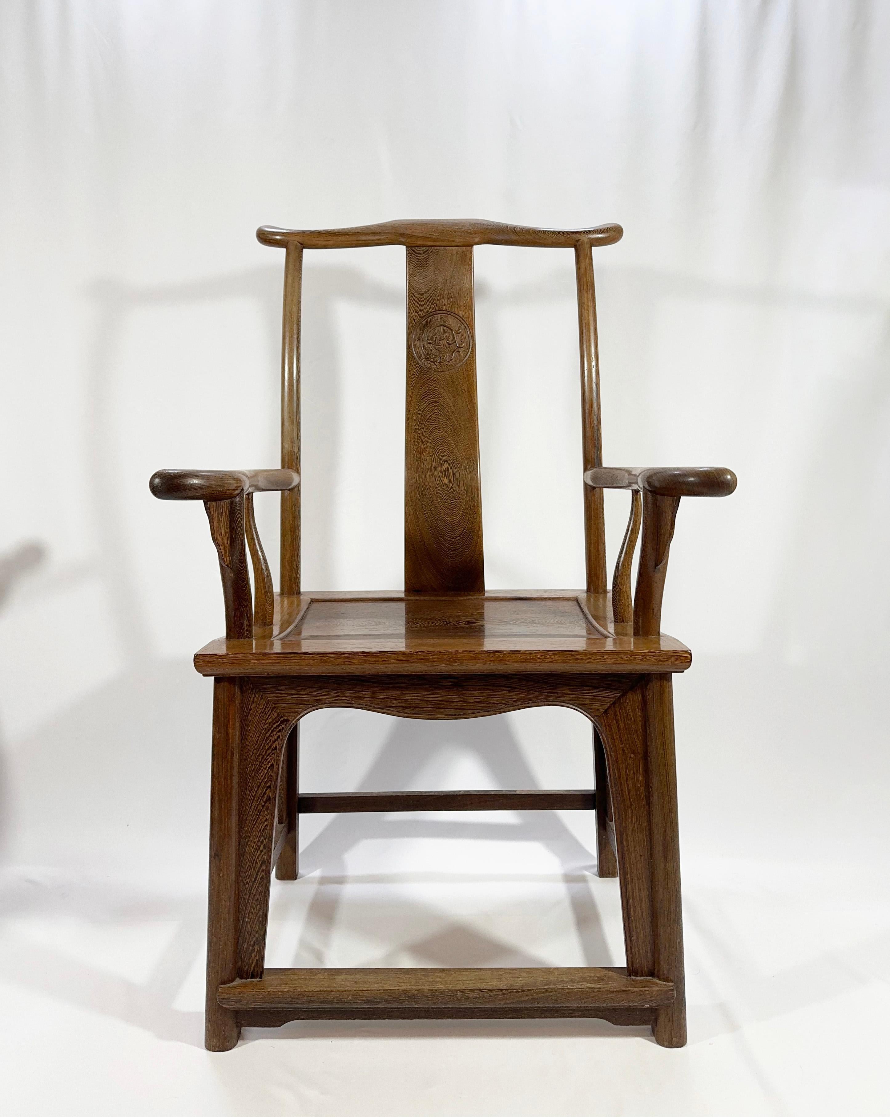 Erleben Sie die Eleganz der Geschichte mit diesem Paar chinesischer Stühle mit Jochlehne aus dem frühen 20. Jahrhundert, ein Zeugnis des königlichen Charmes der Handwerkskunst der Qing-Dynastie. Diese Stühle, die vollständig aus dem markant