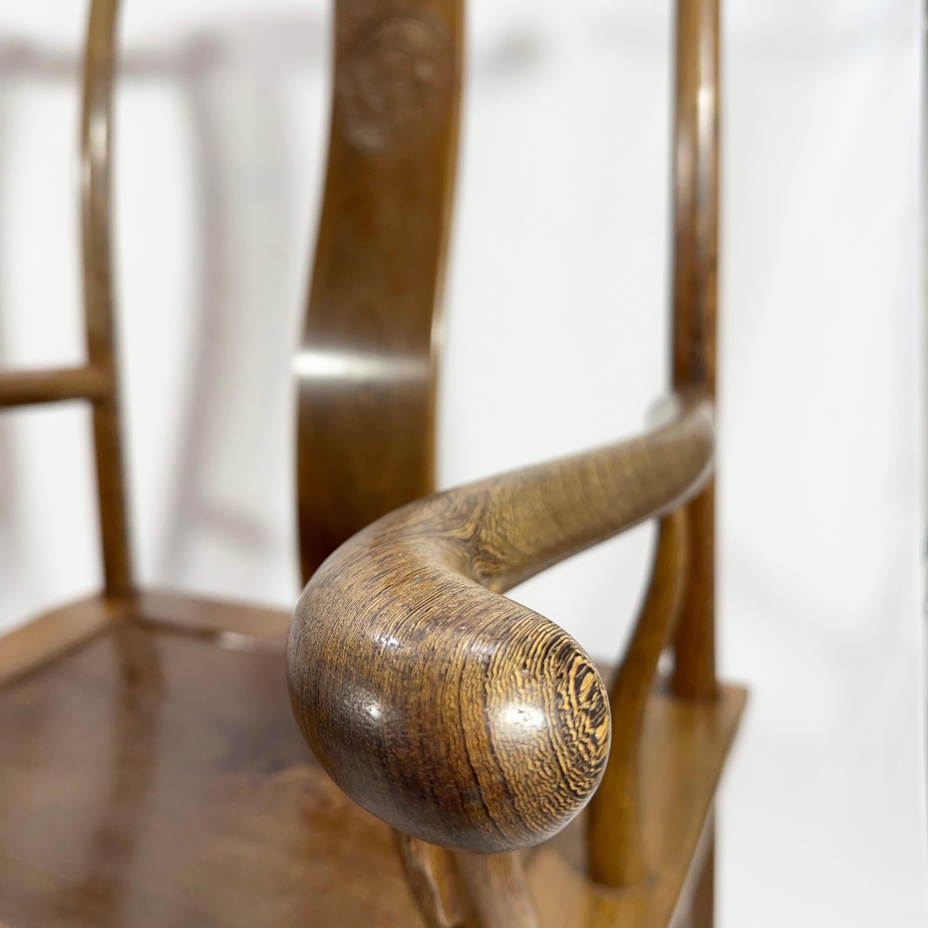 Antike, chinesische, handgeschnitzte Stühle mit Yoke-Rückenlehne aus exotischem Holz – Paar – Qing-Ära im Angebot 1