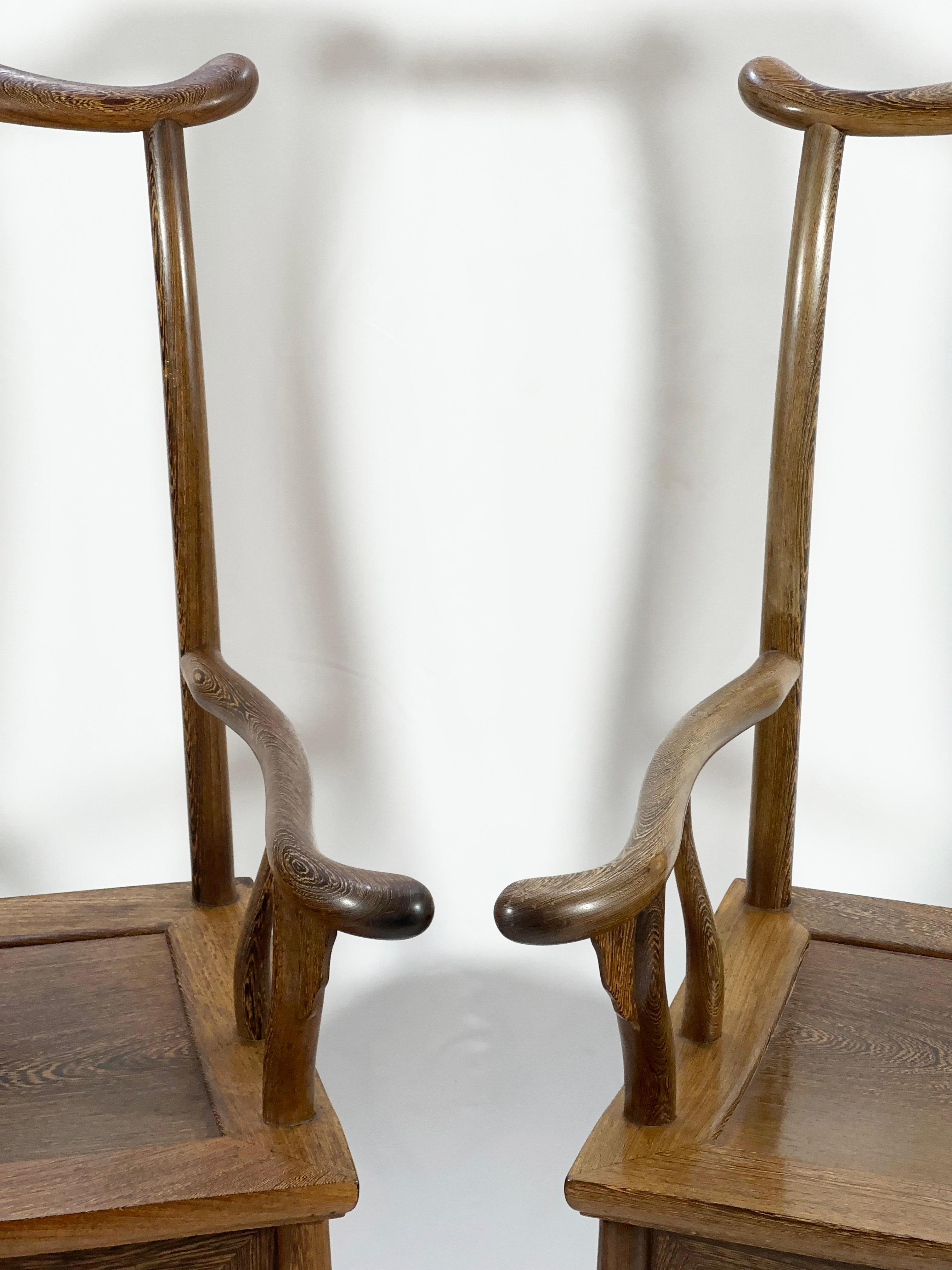 Antike, chinesische, handgeschnitzte Stühle mit Yoke-Rückenlehne aus exotischem Holz – Paar – Qing-Ära im Angebot 2