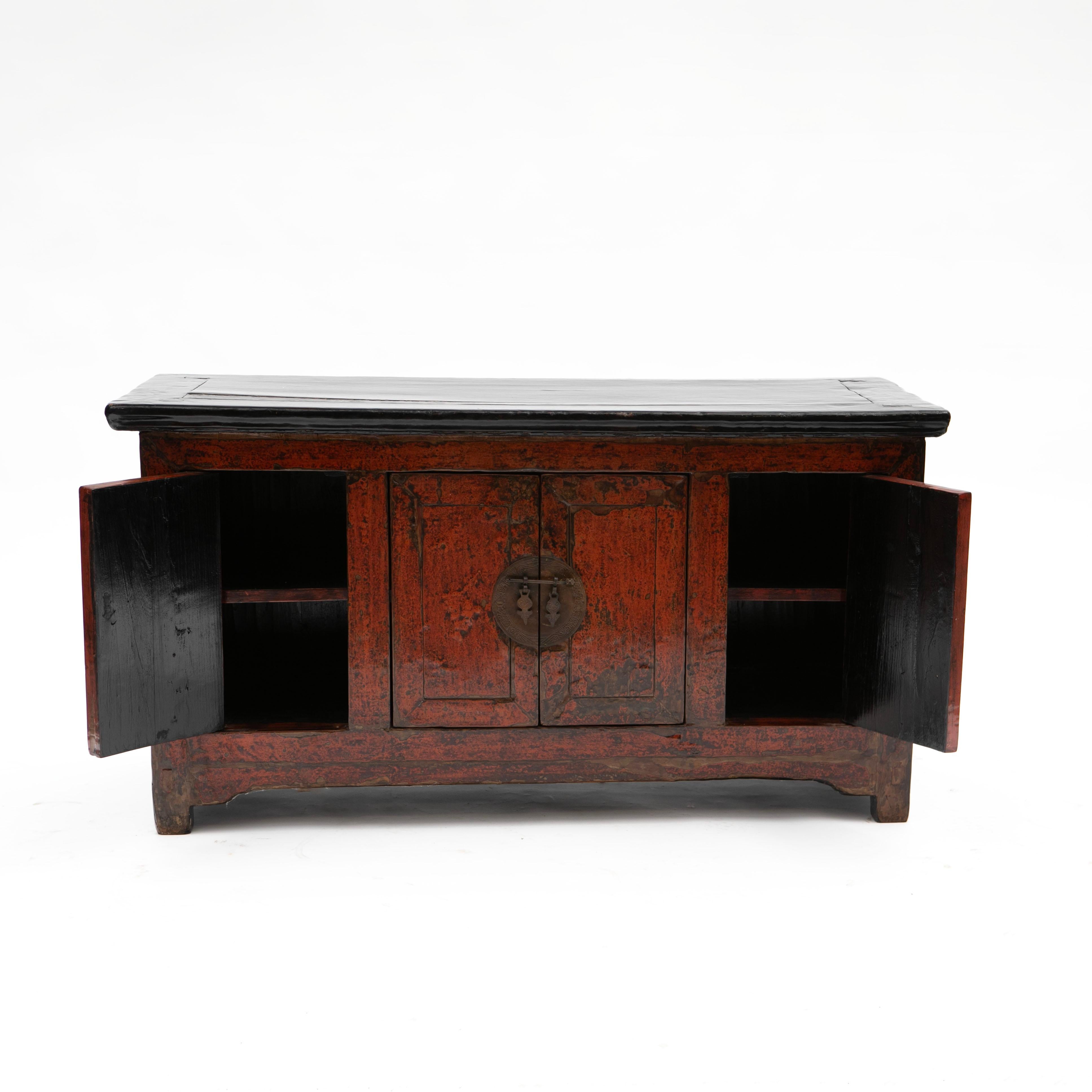 Qing Dynasty Low Red / Brow And Black Lacquered Sideboard In Good Condition For Sale In Kastrup, DK