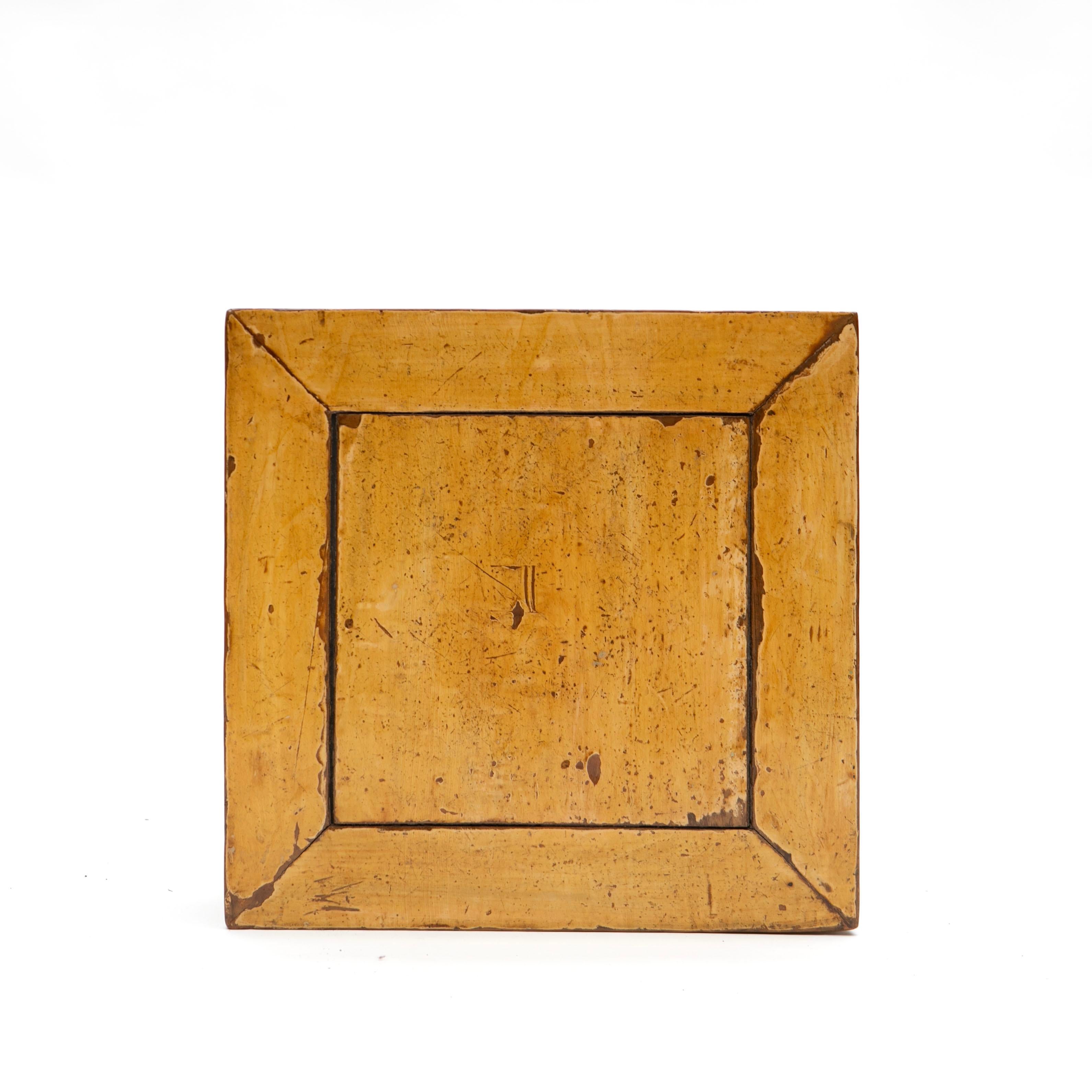 Qing Style Beistelltisch Ore Table Stand mit gelbem Lack (19. Jahrhundert) im Angebot