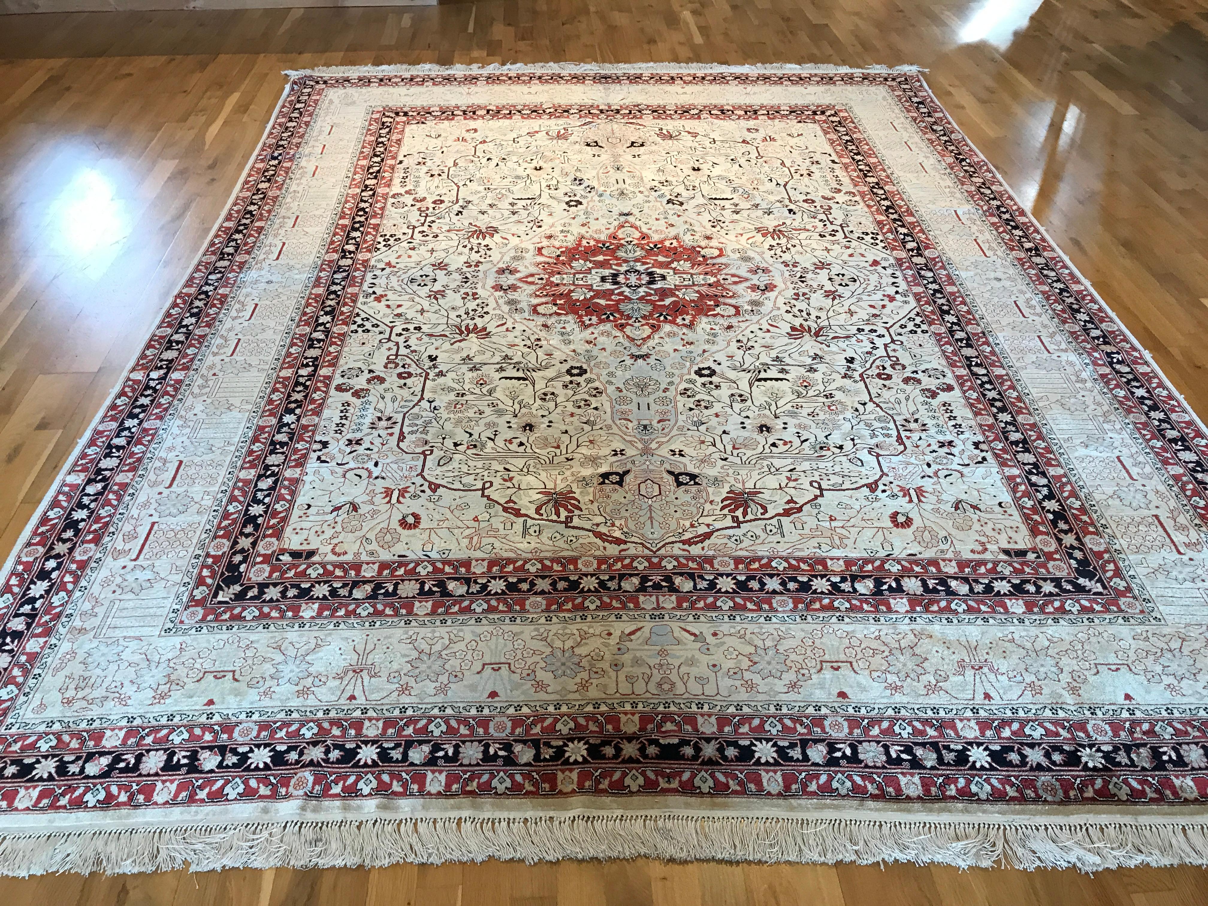 Obwohl sie erst in jüngerer Zeit in die Tradition der persischen Teppichherstellung aufgenommen wurden, haben sich die Teppiche aus Qom (oder Qum) mit ihrem unverwechselbaren Stil, ihren hochwertigen Materialien und ihrer Handwerkskunst einen festen