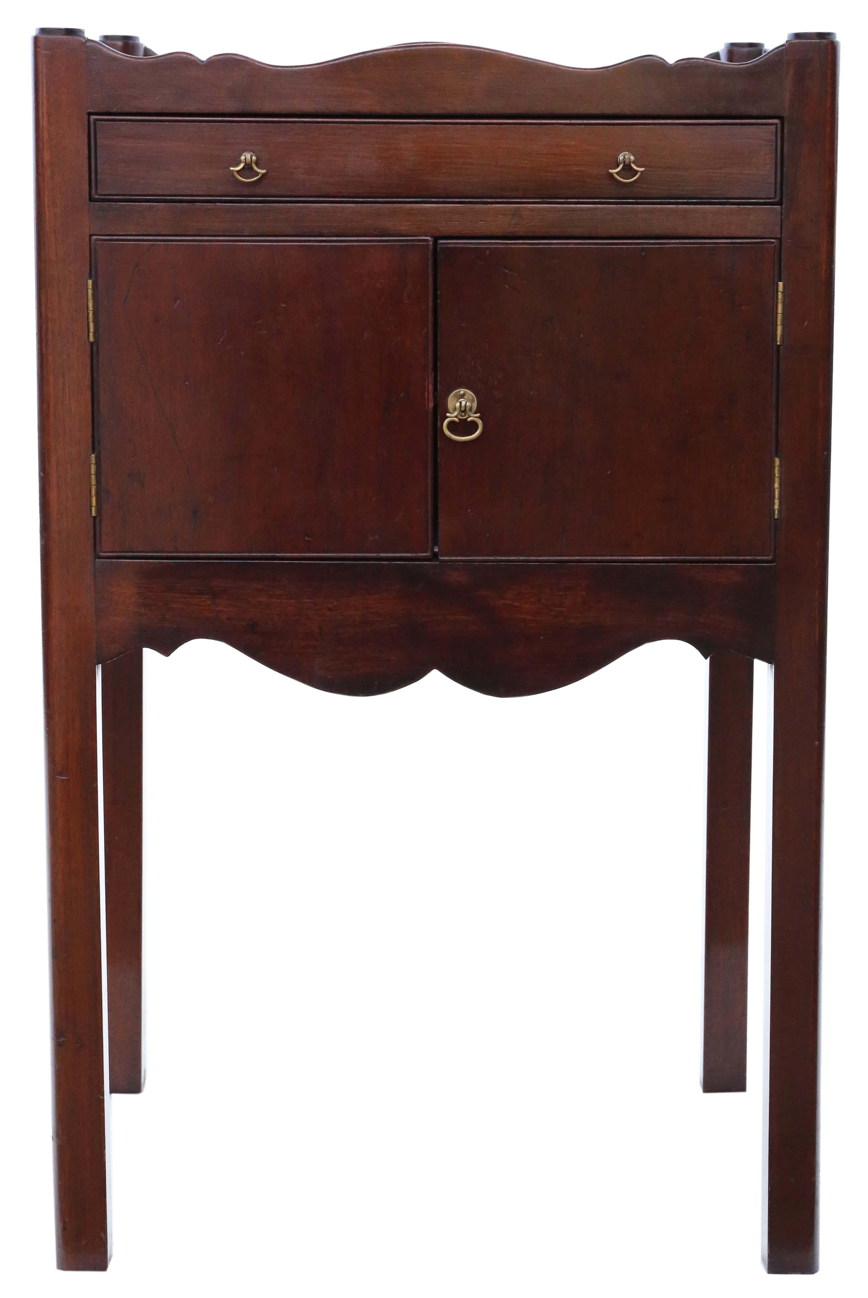 Antique quality 19th Century mahogany tray top washstand bedside table Georgian nightstand .

Great rare item with no loose joints and no woodworm. The doors have catches and the oak lined drawer slides freely.

Lovely age, colour and patina.

50cm