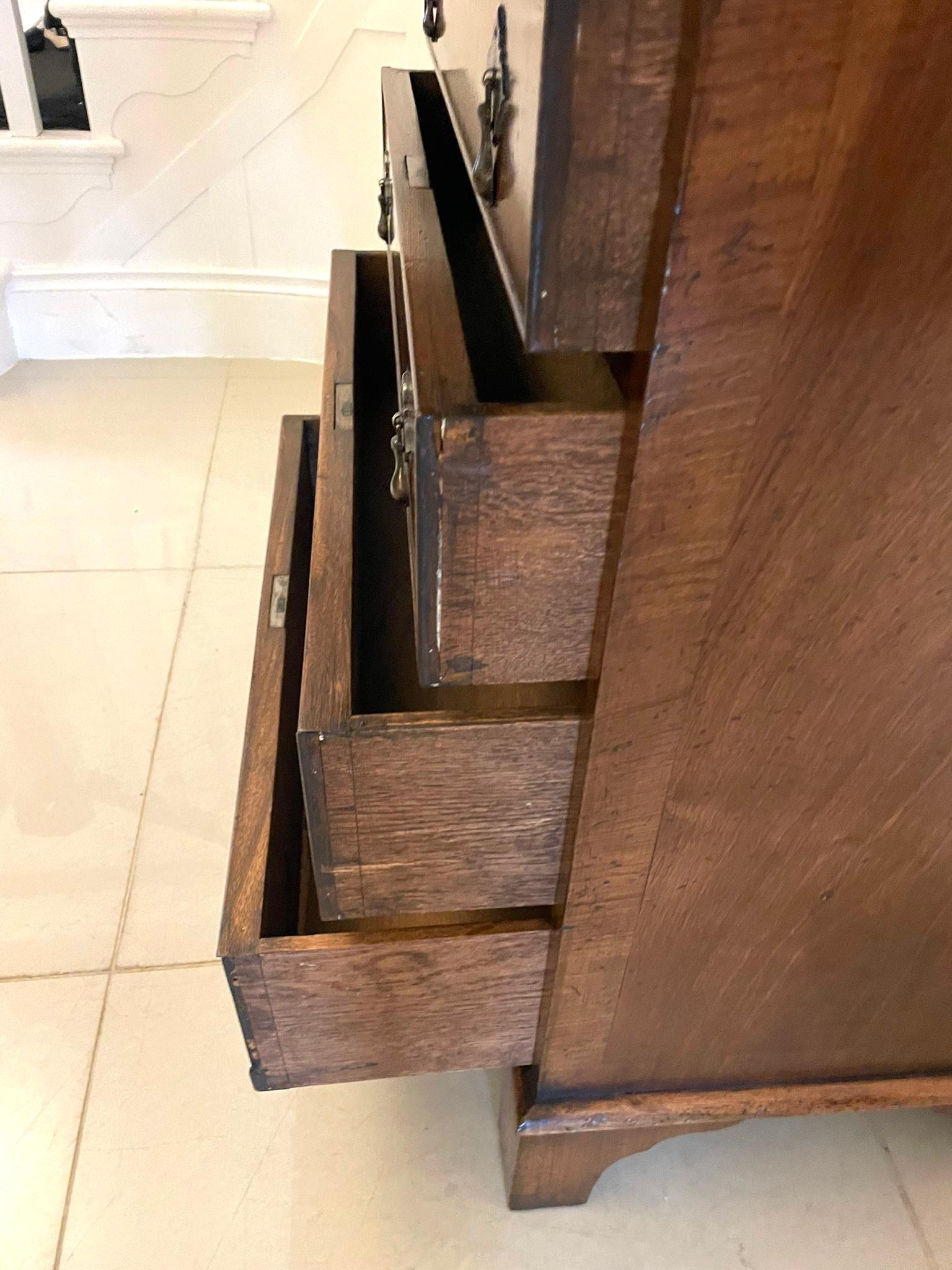 Commode à quatre tiroirs en ronce de noyer de qualité ancienne avec Slide brossé en vente 4