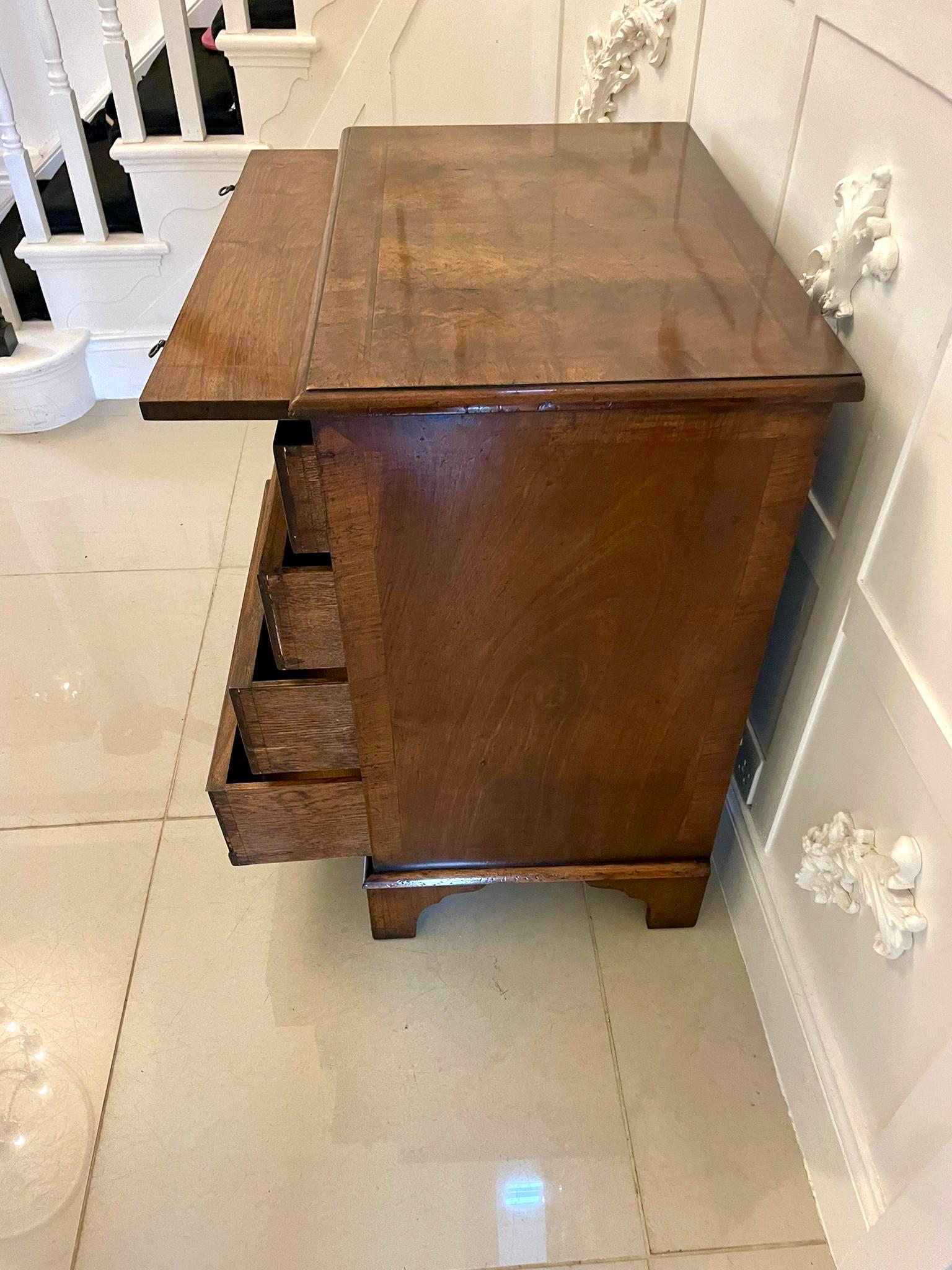 Commode à quatre tiroirs en ronce de noyer de qualité ancienne avec Slide brossé en vente 5