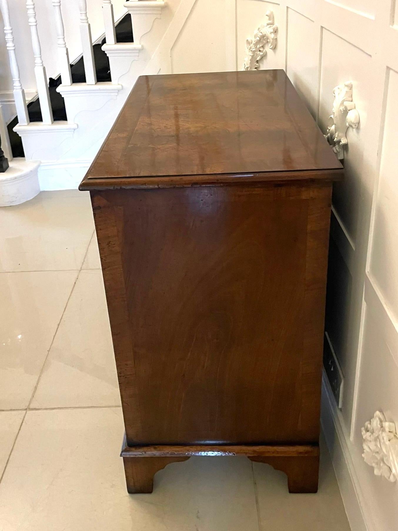 Commode à quatre tiroirs en ronce de noyer de qualité ancienne avec Slide brossé en vente 7