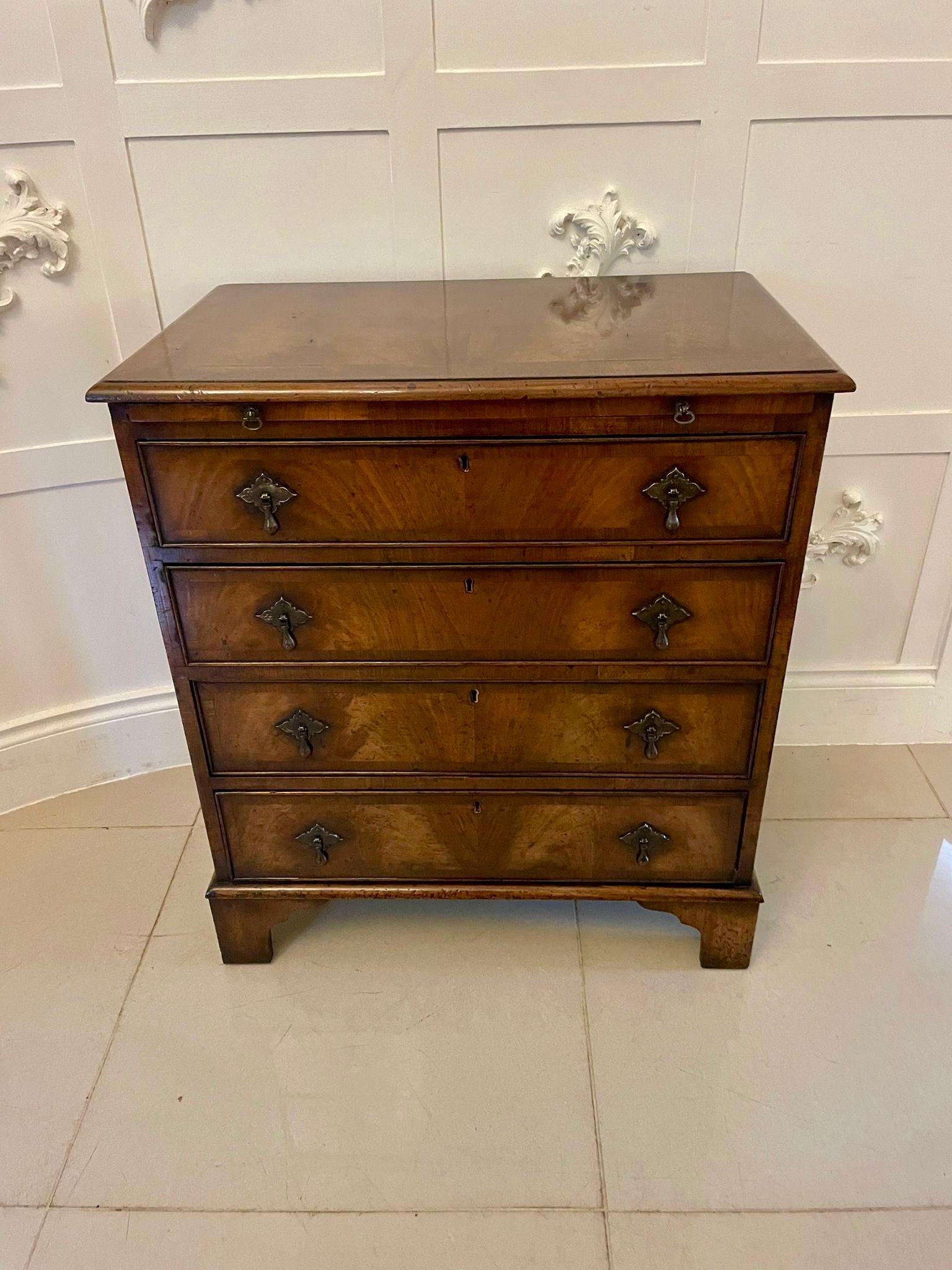 Commode à quatre tiroirs en ronce de noyer de qualité ancienne avec Slide brossé en vente 8