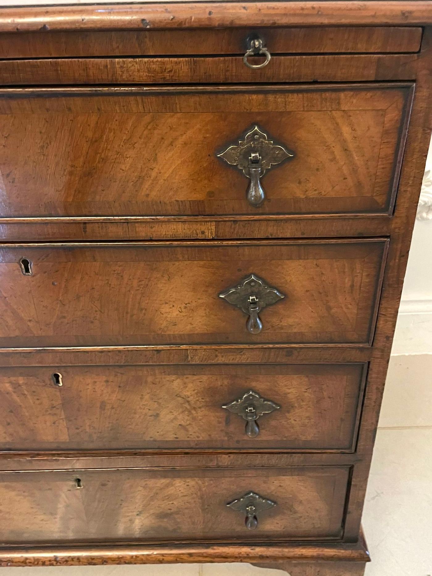 Commode ancienne à quatre tiroirs en ronce de noyer avec glissière de brossage, avec un plateau en ronce de noyer à bandes croisées et incrustation de chevrons, un bord mouluré au-dessus d'une glissière de brossage et quatre tiroirs en chêne à