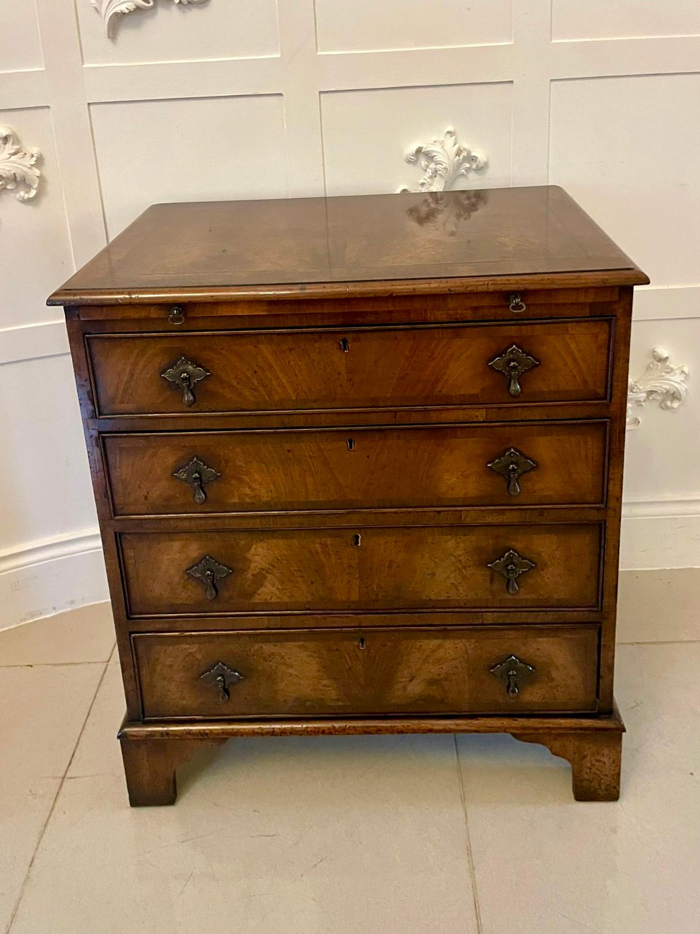 Anglais Commode à quatre tiroirs en ronce de noyer de qualité ancienne avec Slide brossé en vente