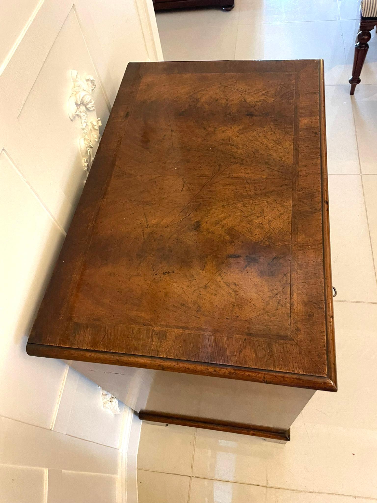 Commode à quatre tiroirs en ronce de noyer de qualité ancienne avec Slide brossé Bon état - En vente à Suffolk, GB