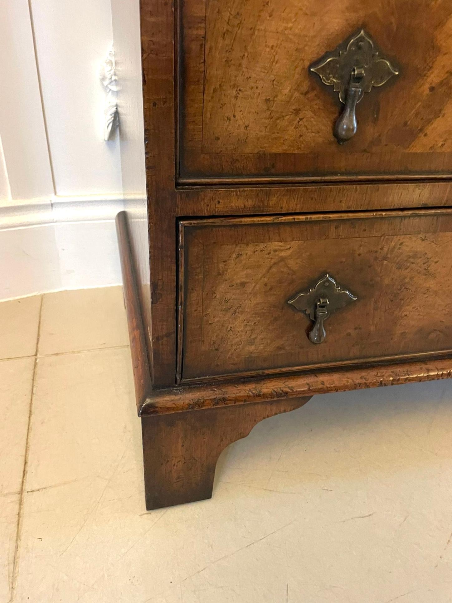 20ième siècle Commode à quatre tiroirs en ronce de noyer de qualité ancienne avec Slide brossé en vente
