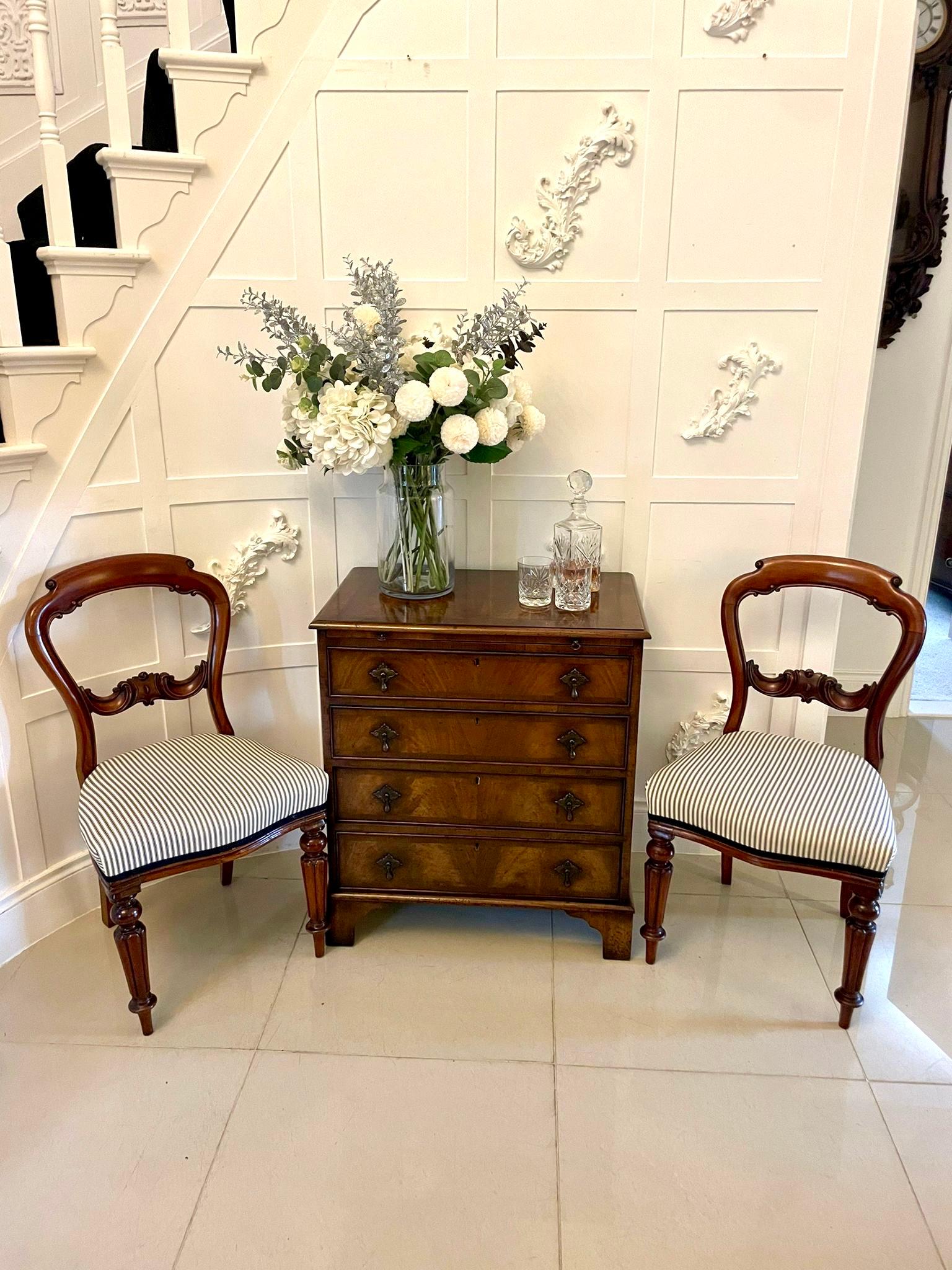 Noyer Commode à quatre tiroirs en ronce de noyer de qualité ancienne avec Slide brossé en vente