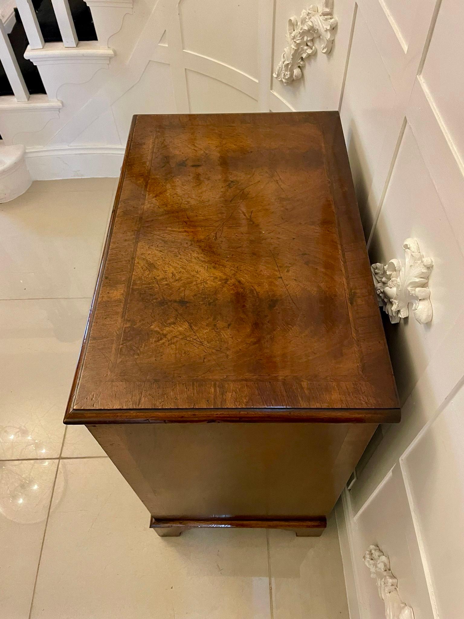 Commode à quatre tiroirs en ronce de noyer de qualité ancienne avec Slide brossé en vente 1