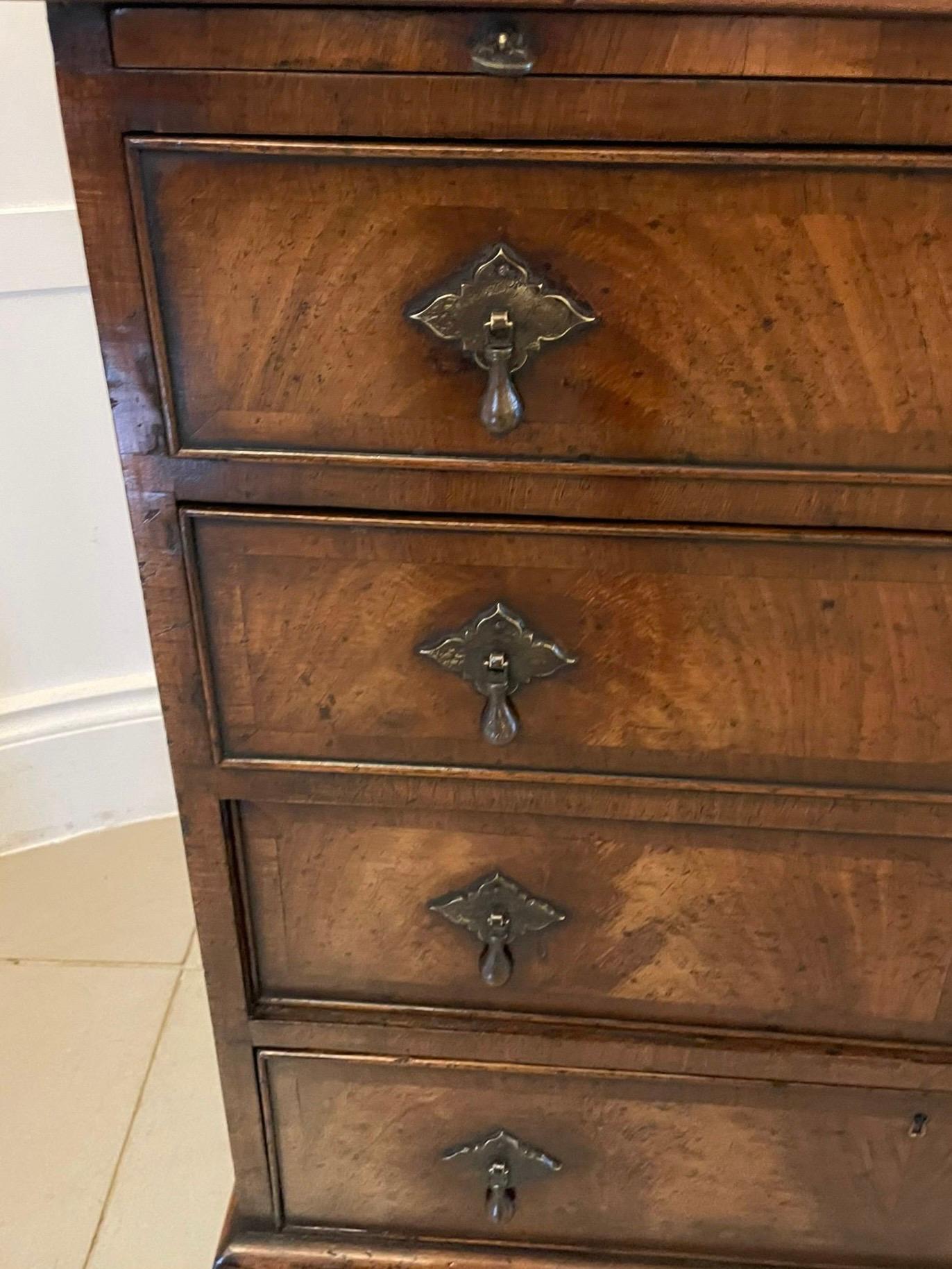 Commode à quatre tiroirs en ronce de noyer de qualité ancienne avec Slide brossé en vente 2
