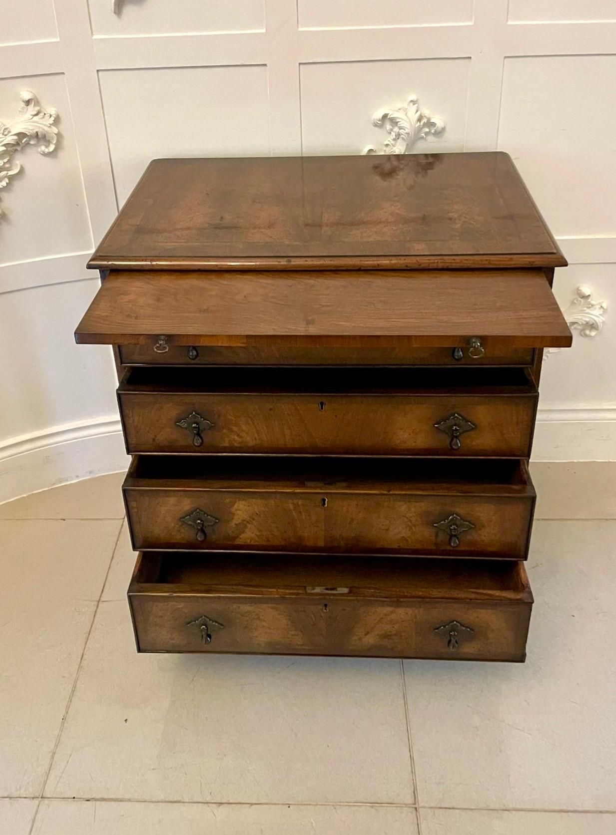 Commode à quatre tiroirs en ronce de noyer de qualité ancienne avec Slide brossé en vente 3