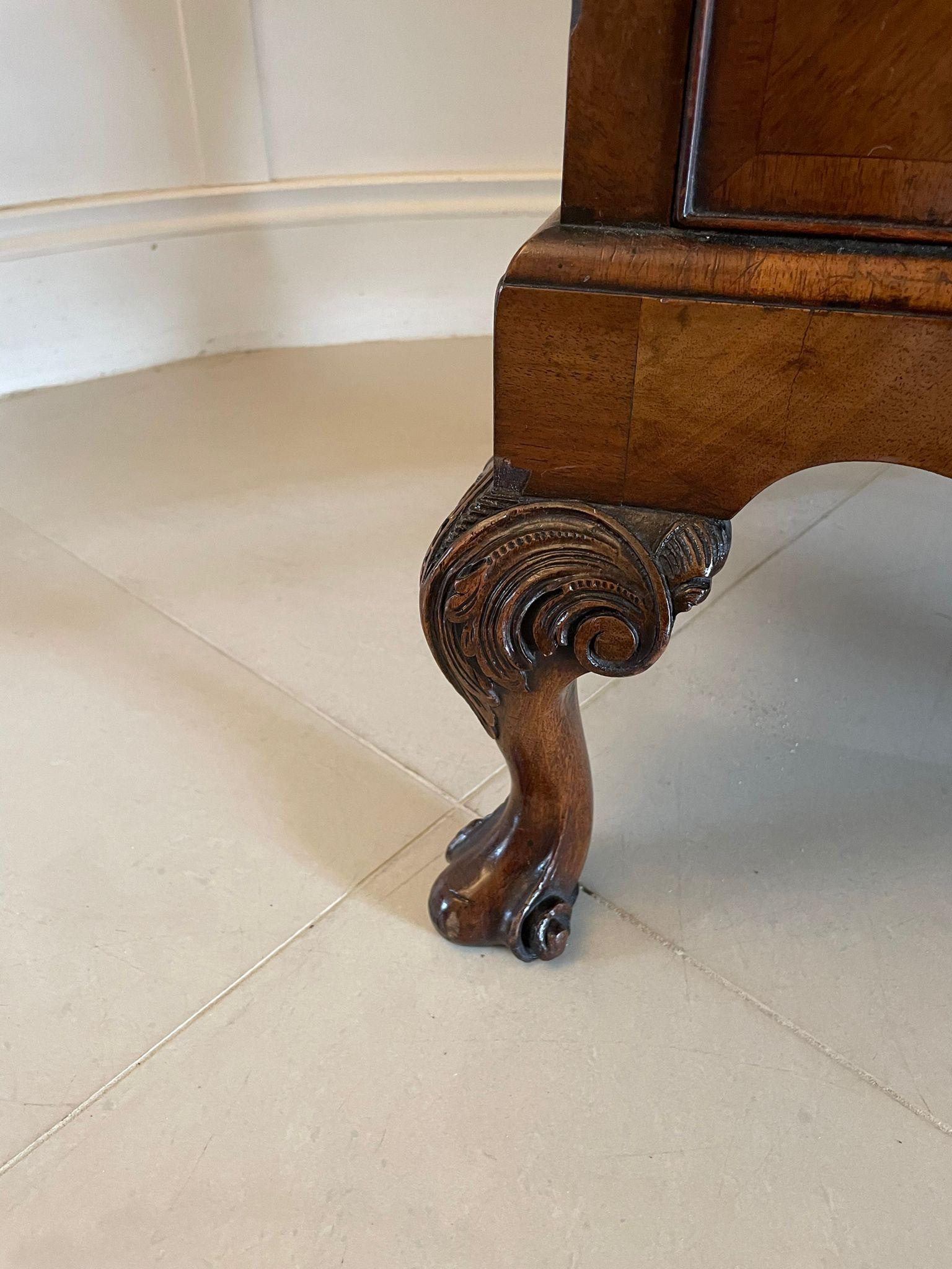 Coffre en ronce de noyer de qualité ancienne sur Stand en vente 4