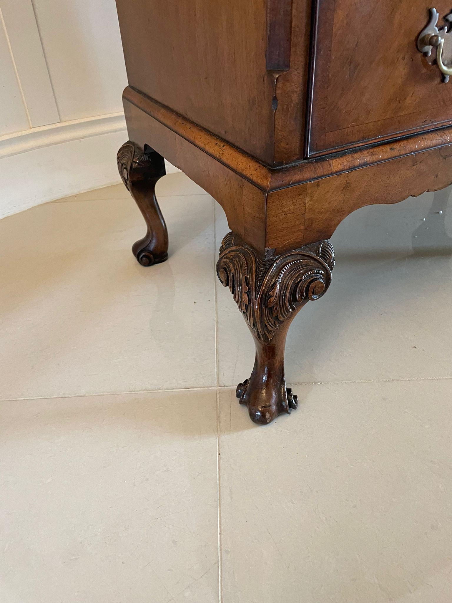 Début du 20ème siècle Coffre en ronce de noyer de qualité ancienne sur Stand en vente