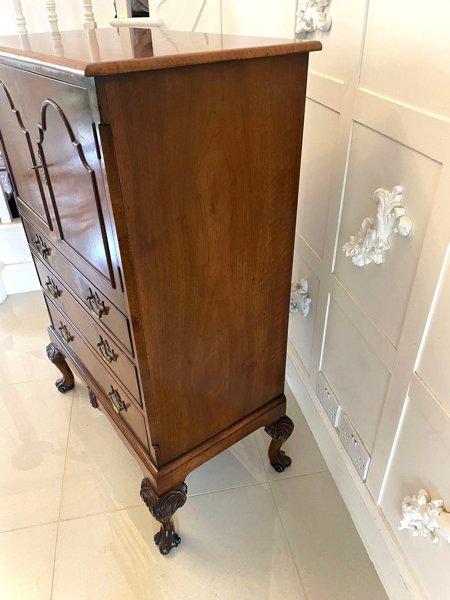 Noyer Coffre en ronce de noyer de qualité ancienne sur Stand en vente
