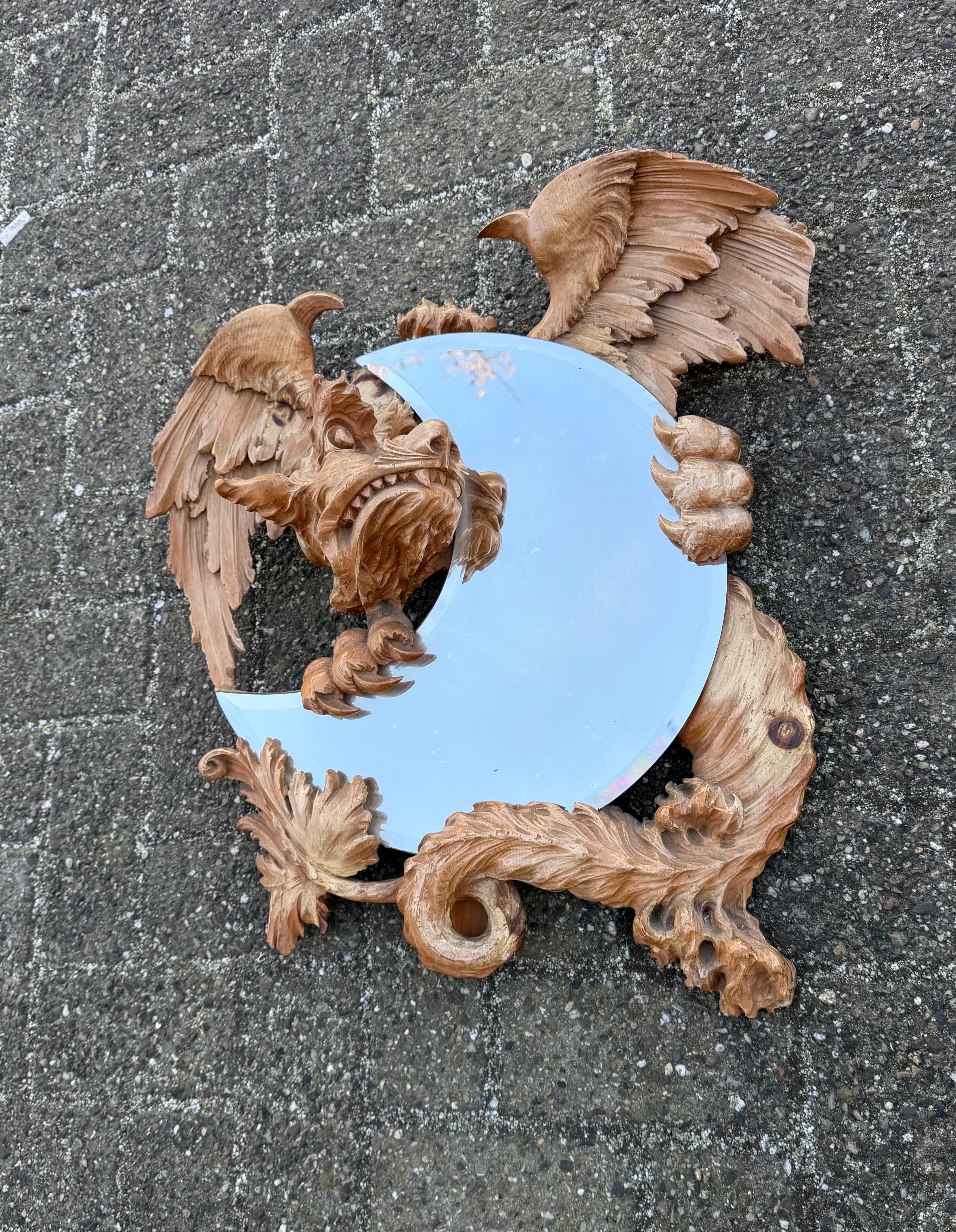 Sculpture de dragon sculptée ancienne et de qualité tenant un miroir biseauté en forme de lune en vente 2