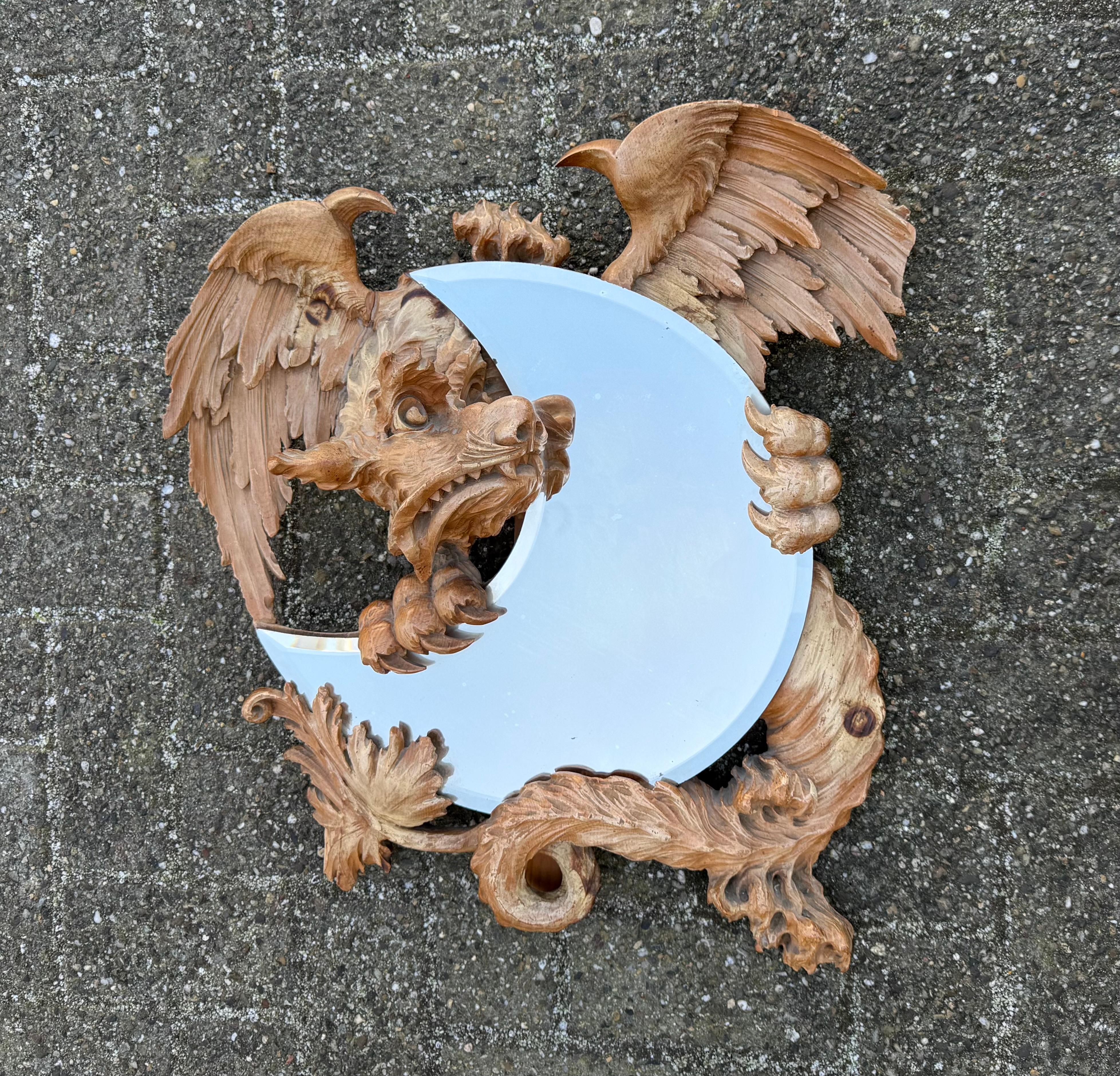 Sculpture de dragon sculptée ancienne et de qualité tenant un miroir biseauté en forme de lune en vente 9