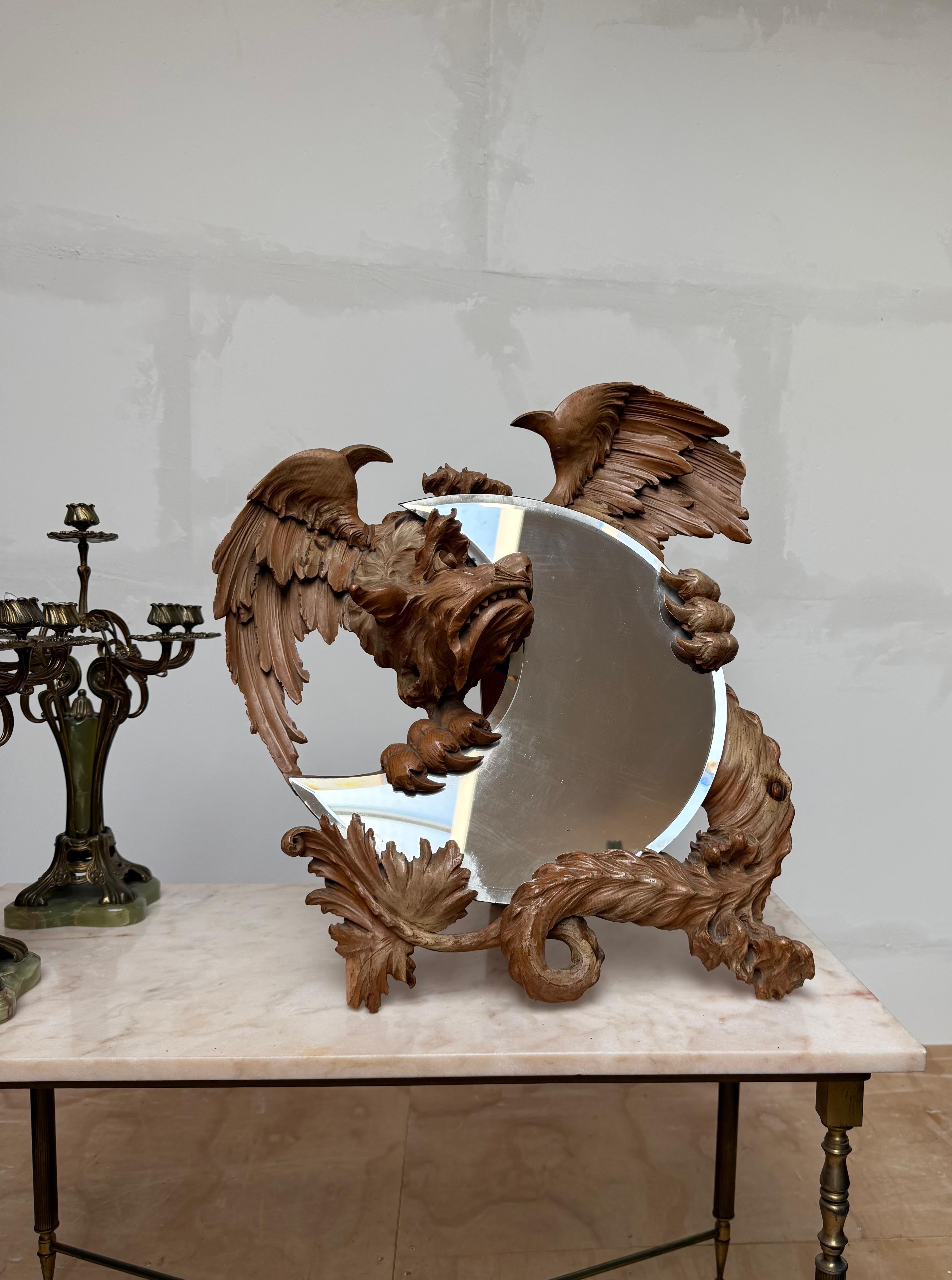 Sculpture de dragon sculptée ancienne et de qualité tenant un miroir biseauté en forme de lune en vente 10