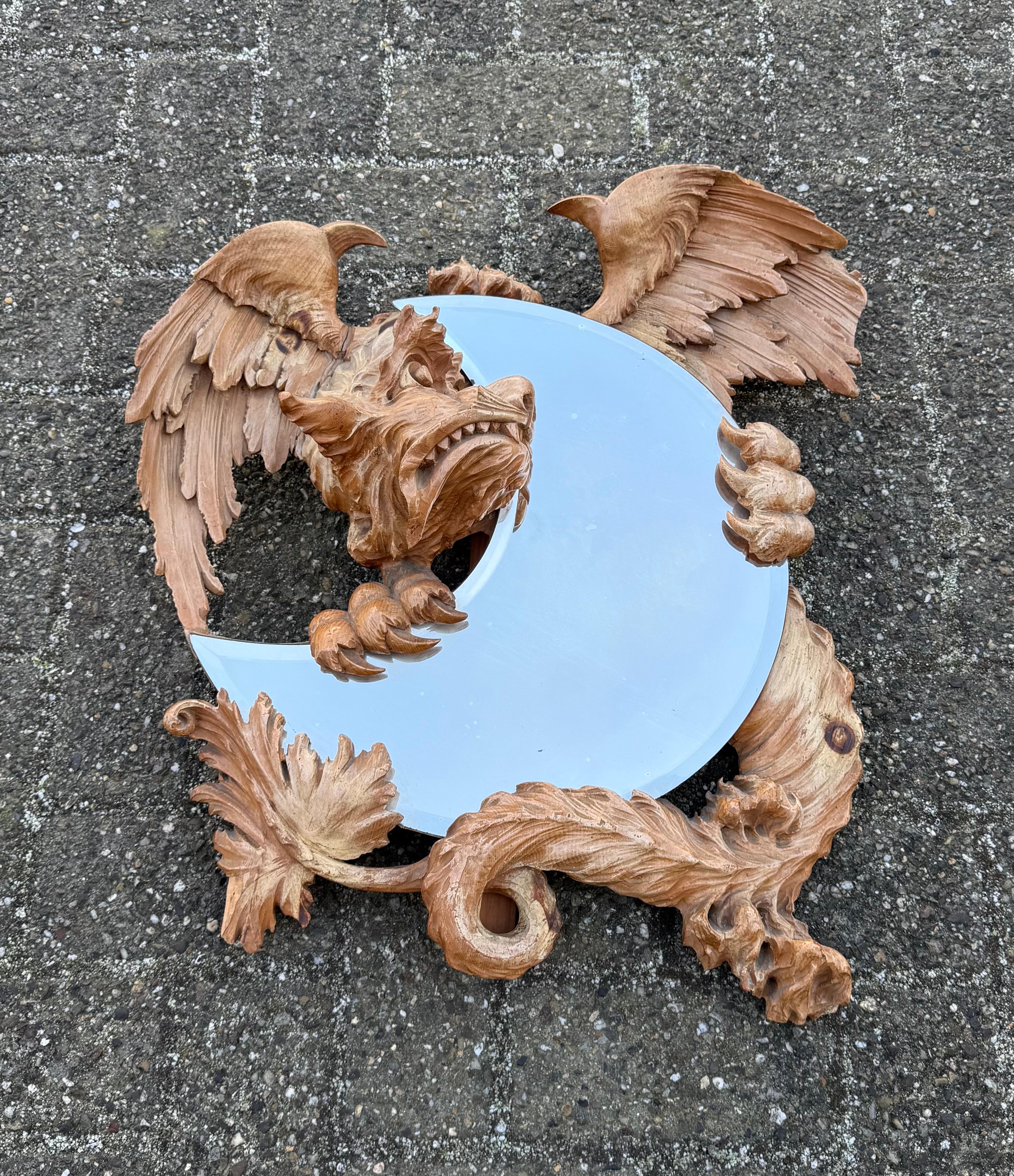 Français Sculpture de dragon sculptée ancienne et de qualité tenant un miroir biseauté en forme de lune en vente