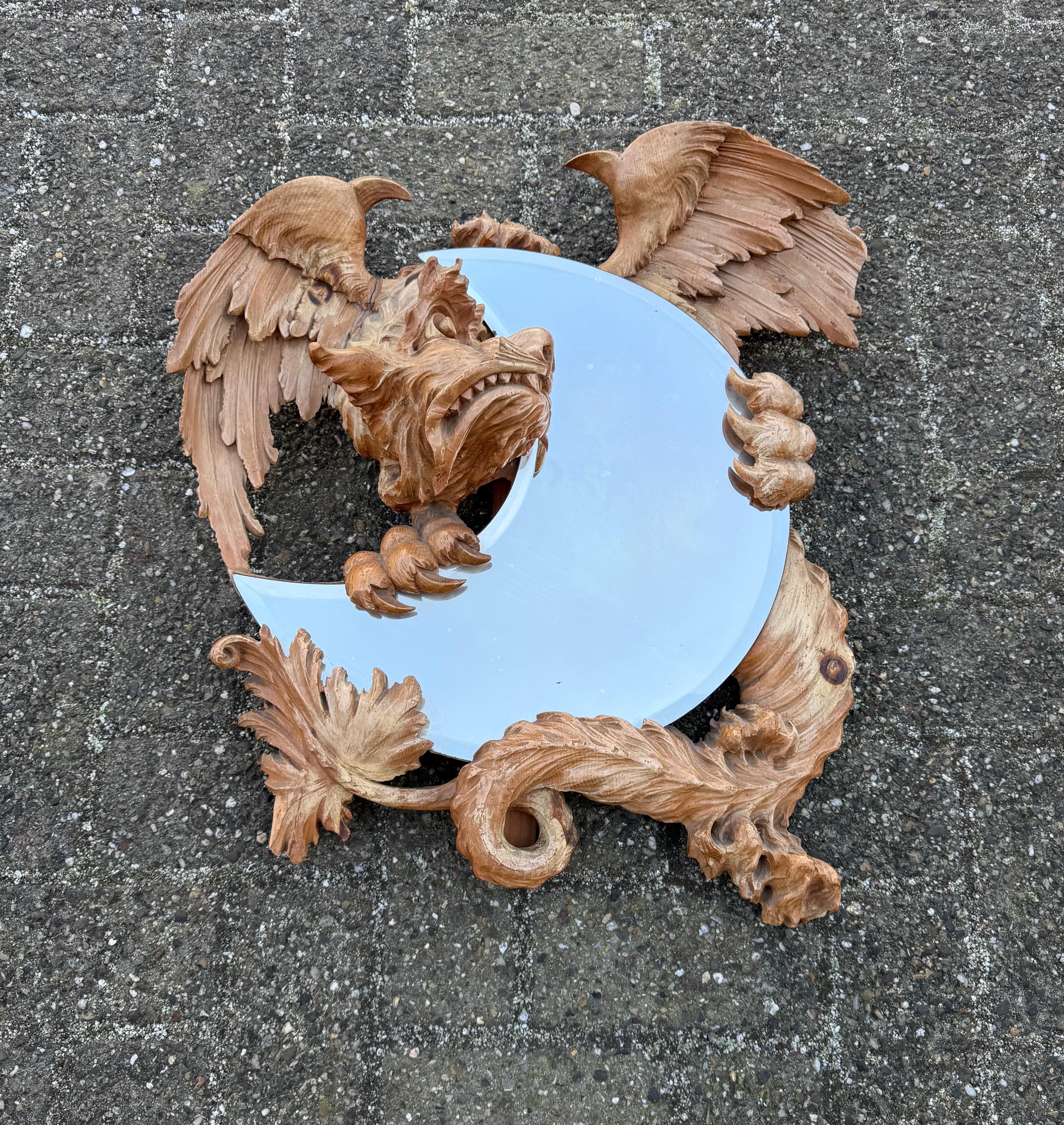 Biseauté Sculpture de dragon sculptée ancienne et de qualité tenant un miroir biseauté en forme de lune en vente