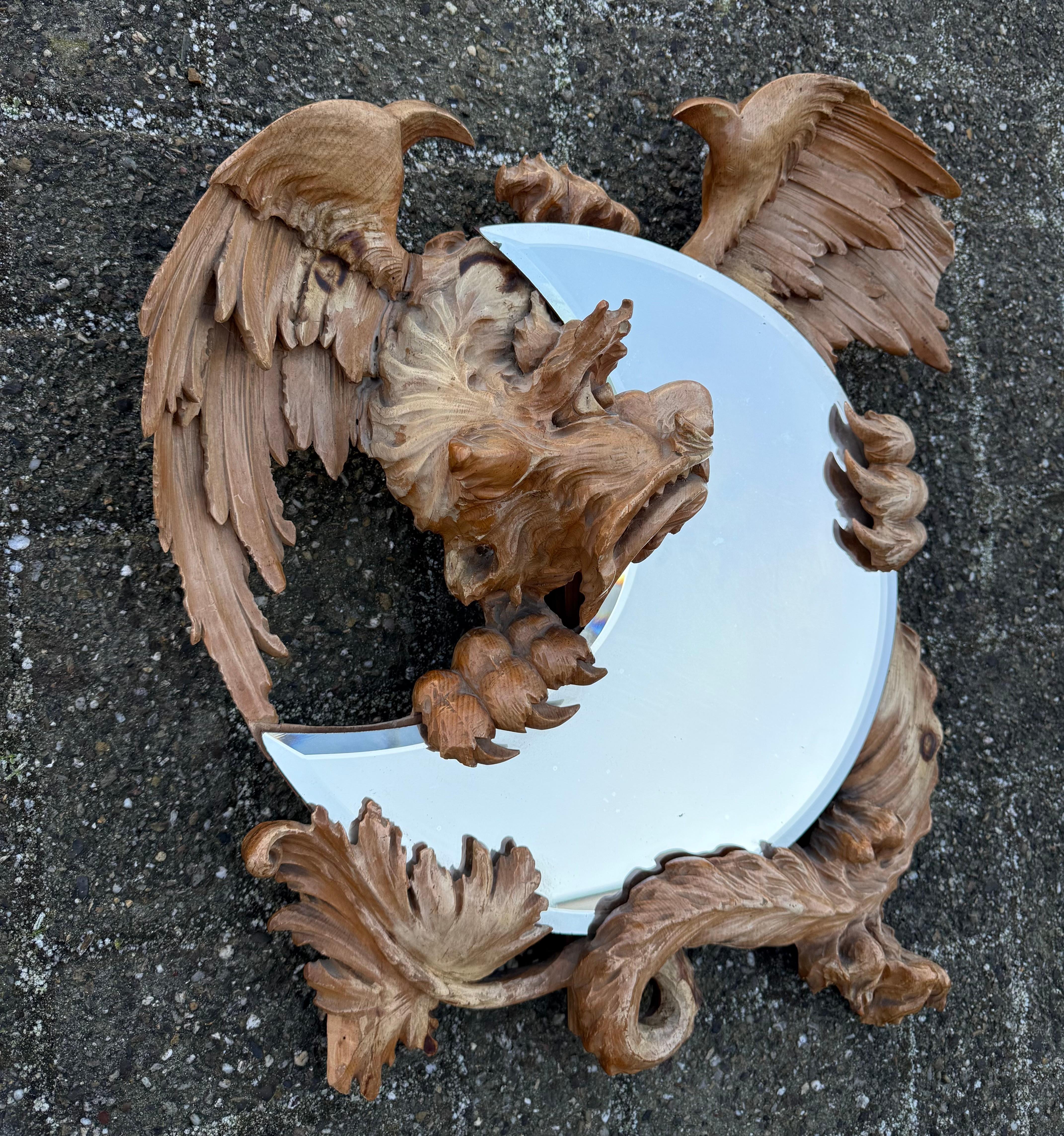 Miroir Sculpture de dragon sculptée ancienne et de qualité tenant un miroir biseauté en forme de lune en vente