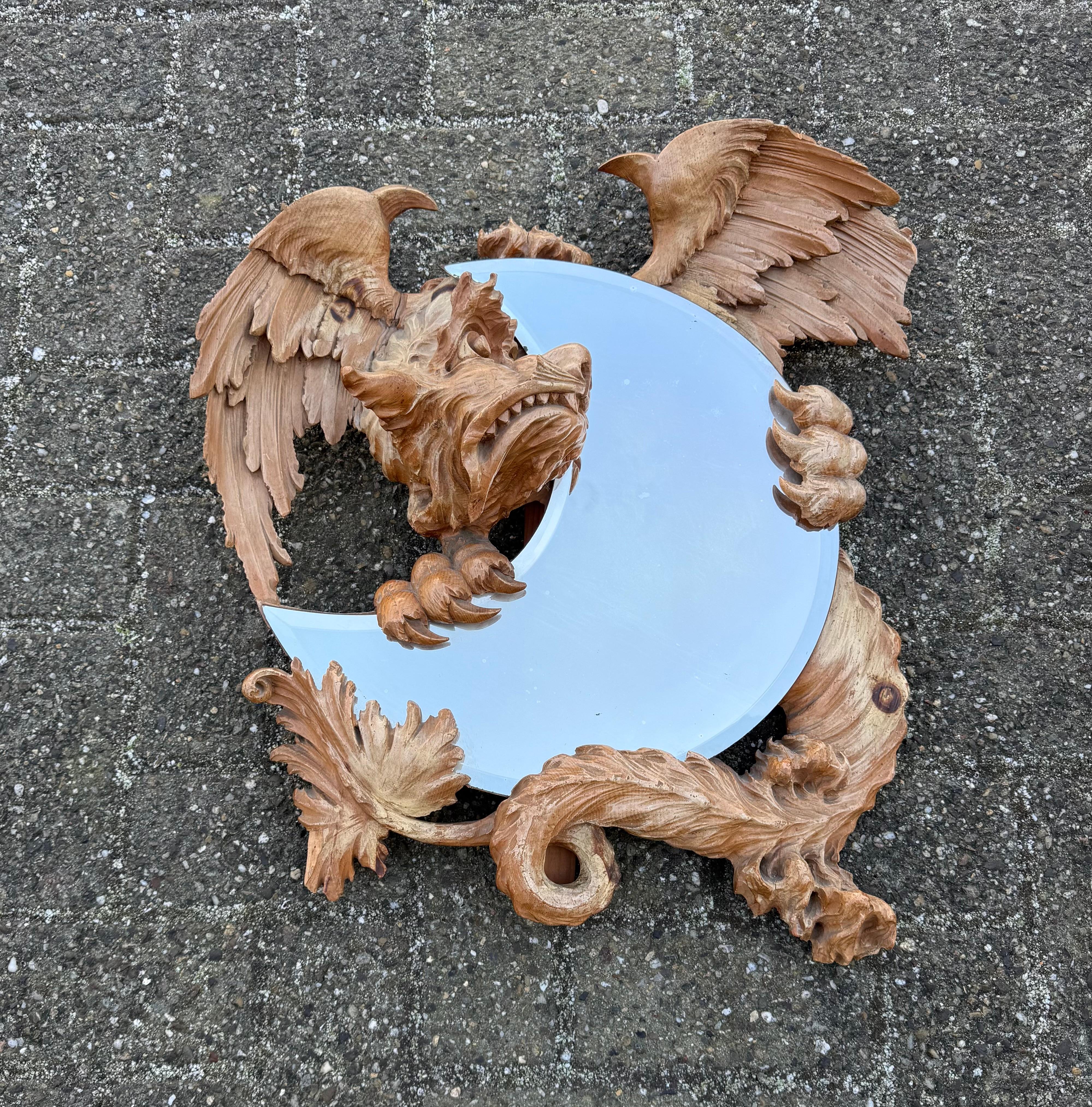 Sculpture de dragon sculptée ancienne et de qualité tenant un miroir biseauté en forme de lune en vente 1