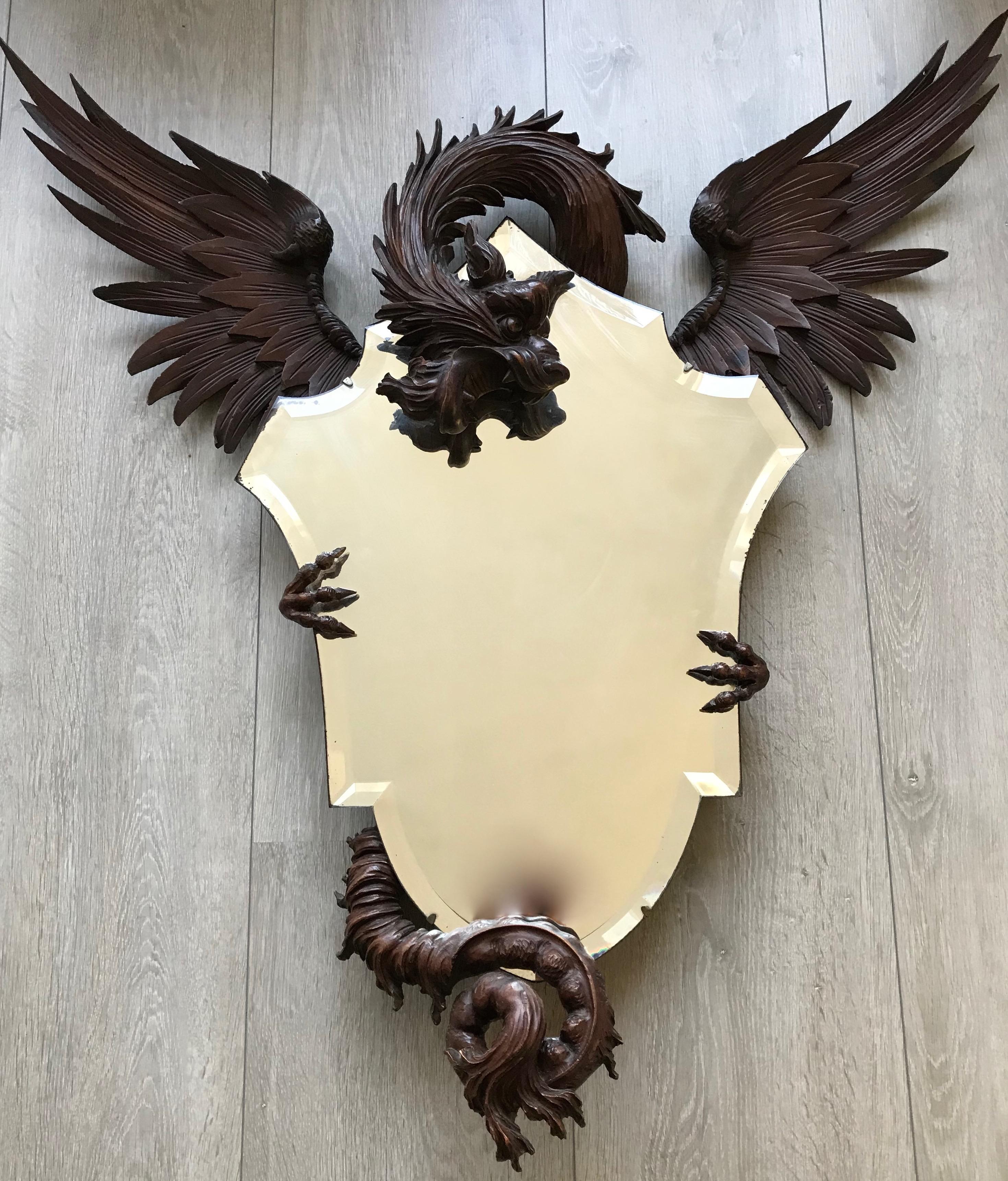 Antike und hochwertige geschnitzte Drachen-Skulptur, der einen schildkröten in Form eines abgeschrägten Spiegels hält (Handgefertigt)