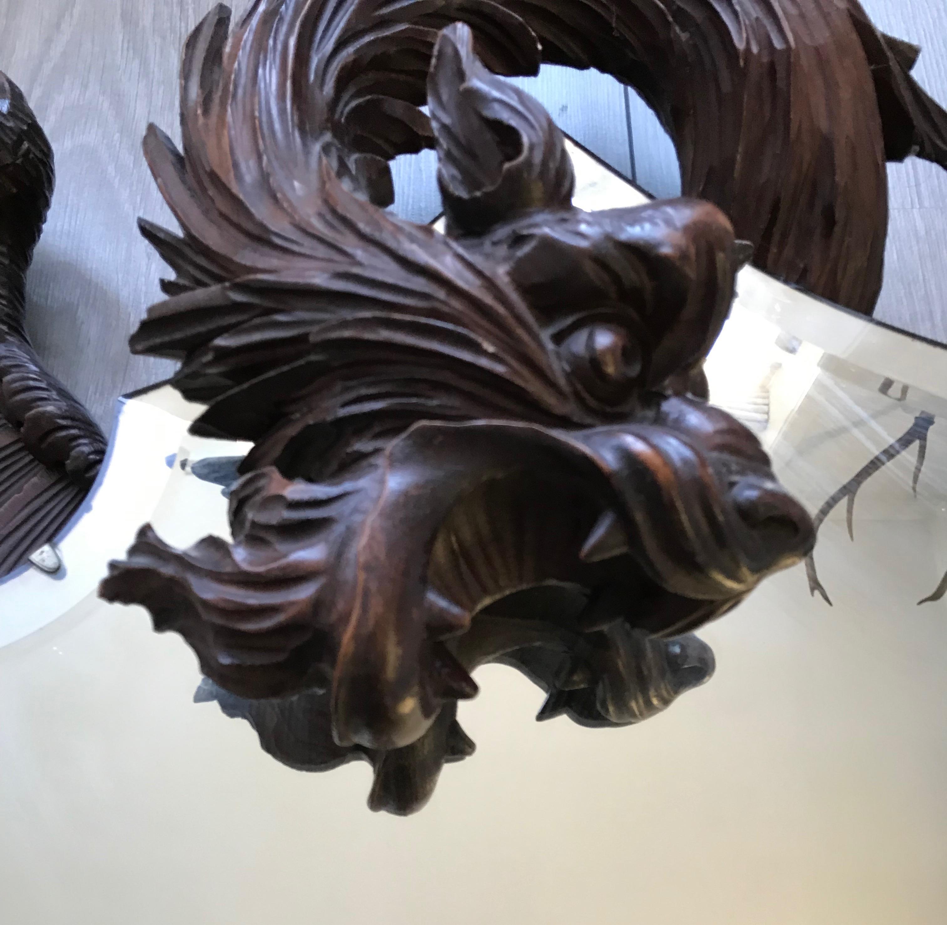 Antike und hochwertige geschnitzte Drachen-Skulptur, der einen schildkröten in Form eines abgeschrägten Spiegels hält 1
