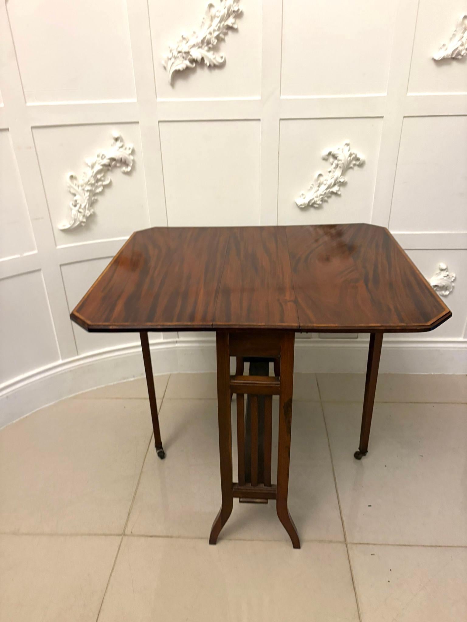 Table Sutherland en acajou marqueté de qualité ancienne, datant de l'époque édouardienne en vente 2