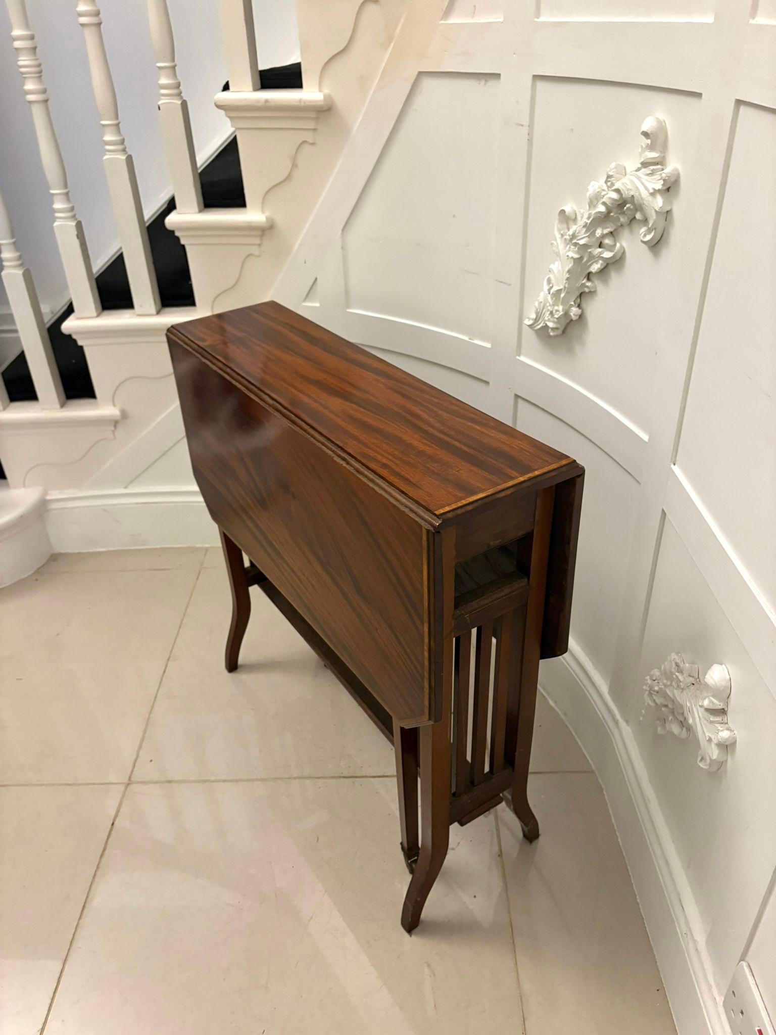 Une table Sutherland en acajou de l'époque édouardienne, d'excellente facture, avec d'élégantes incrustations de satin et de buis sur l'ensemble de la surface.

Le plateau en acajou bien structuré présente des feuilles tombantes aux extrémités