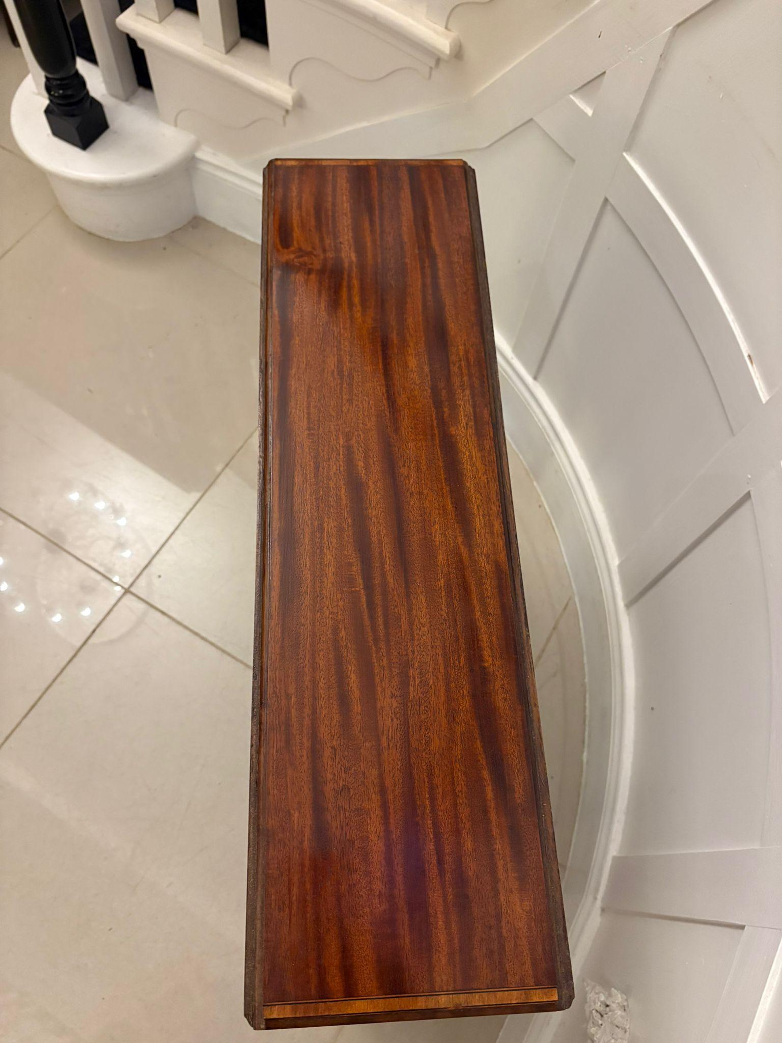 Incrusté Table Sutherland en acajou marqueté de qualité ancienne, datant de l'époque édouardienne en vente