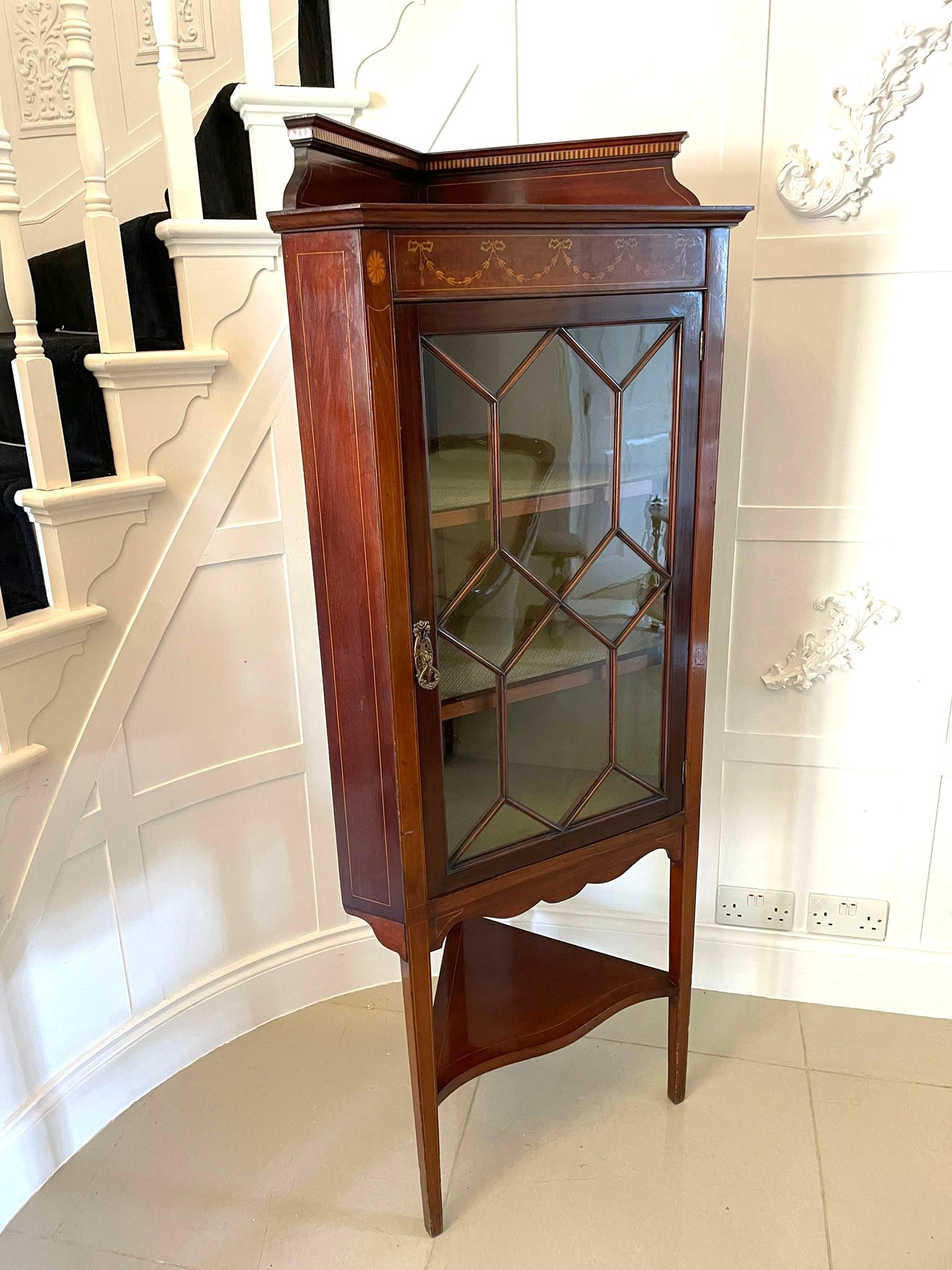 Armario esquinero eduardiano de caoba con incrustaciones de calidad antigua, con una fina decoración de incrustaciones que lo convierte en una pieza totalmente llamativa. Presenta una encantadora parte superior en forma de galería con un bonito