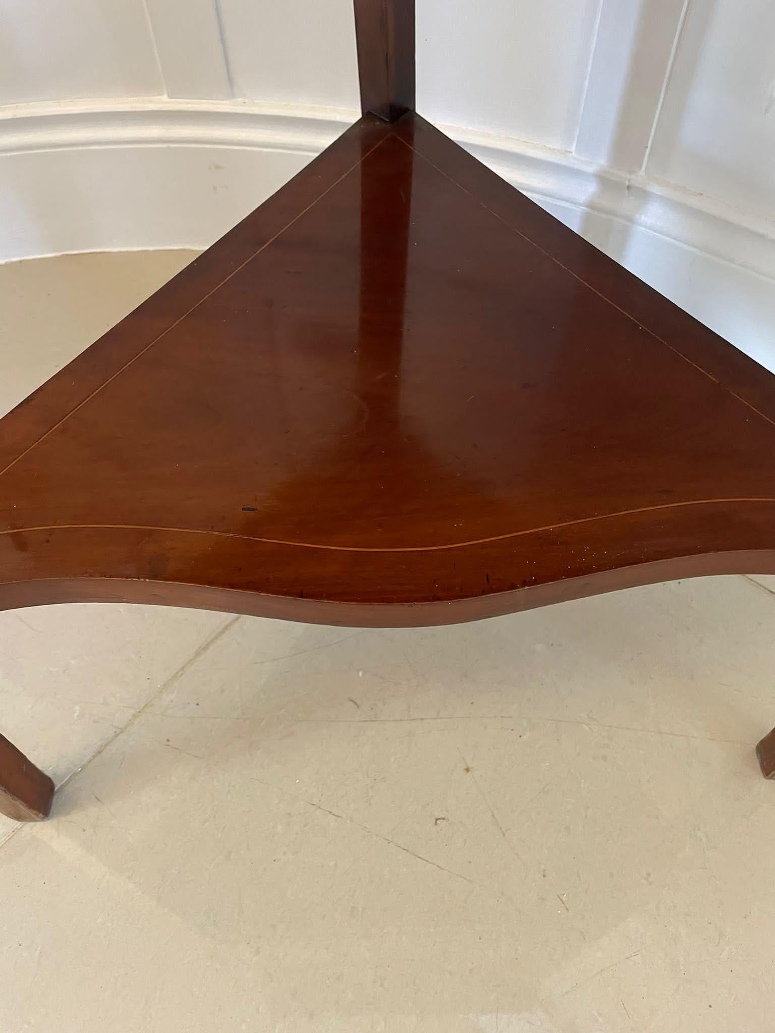 Armario esquinero de caoba con incrustaciones eduardiano de calidad antigua Otro en venta