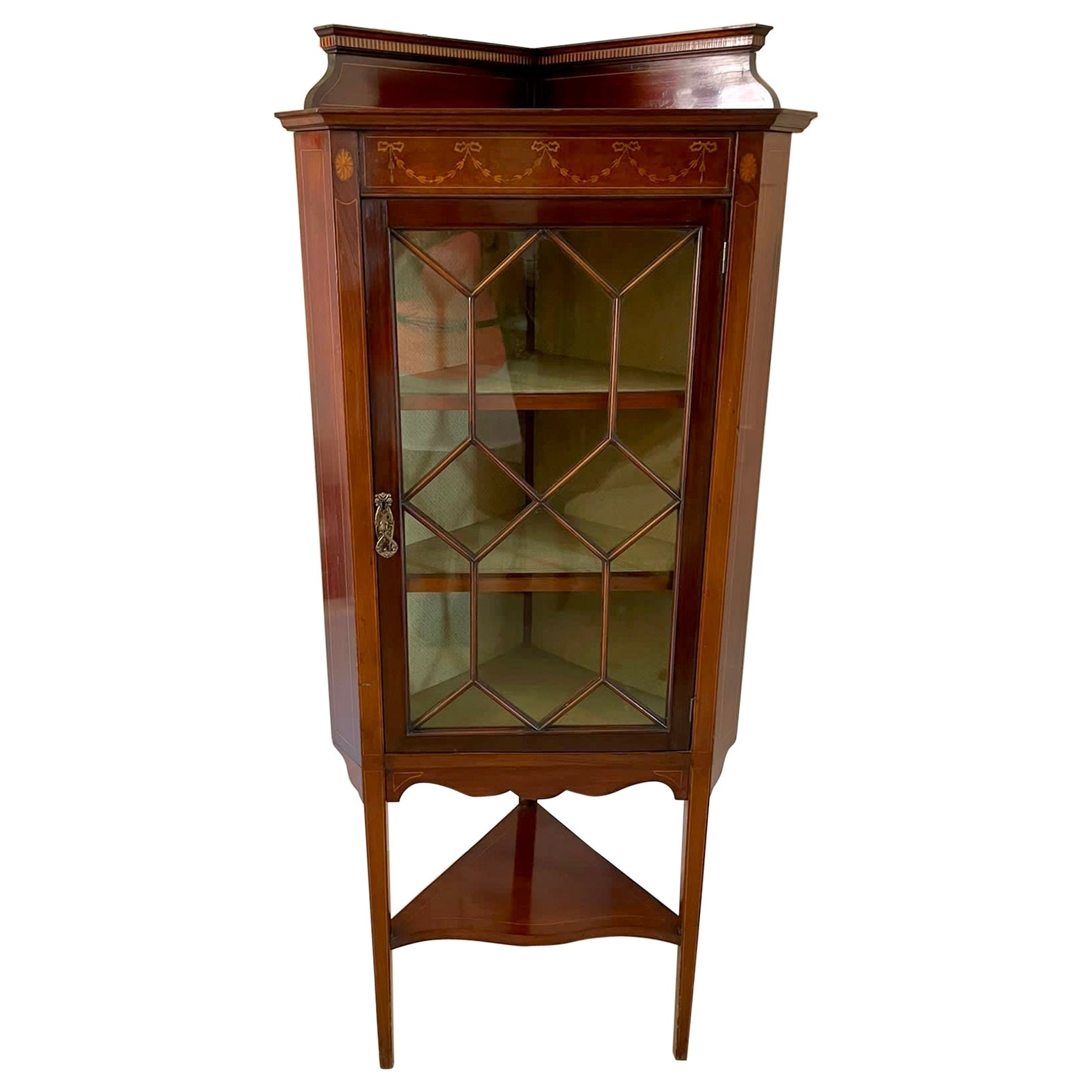 Antiker edwardianischer Eckschrank mit Intarsien aus Mahagoni in antiker Qualität